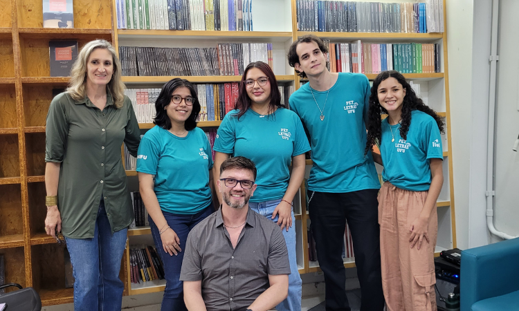 Lançamento da obra “Ensinando Tradução”, com a presença dos organizadores da obra, em encontro mediado pelos estudantes do PET Letras