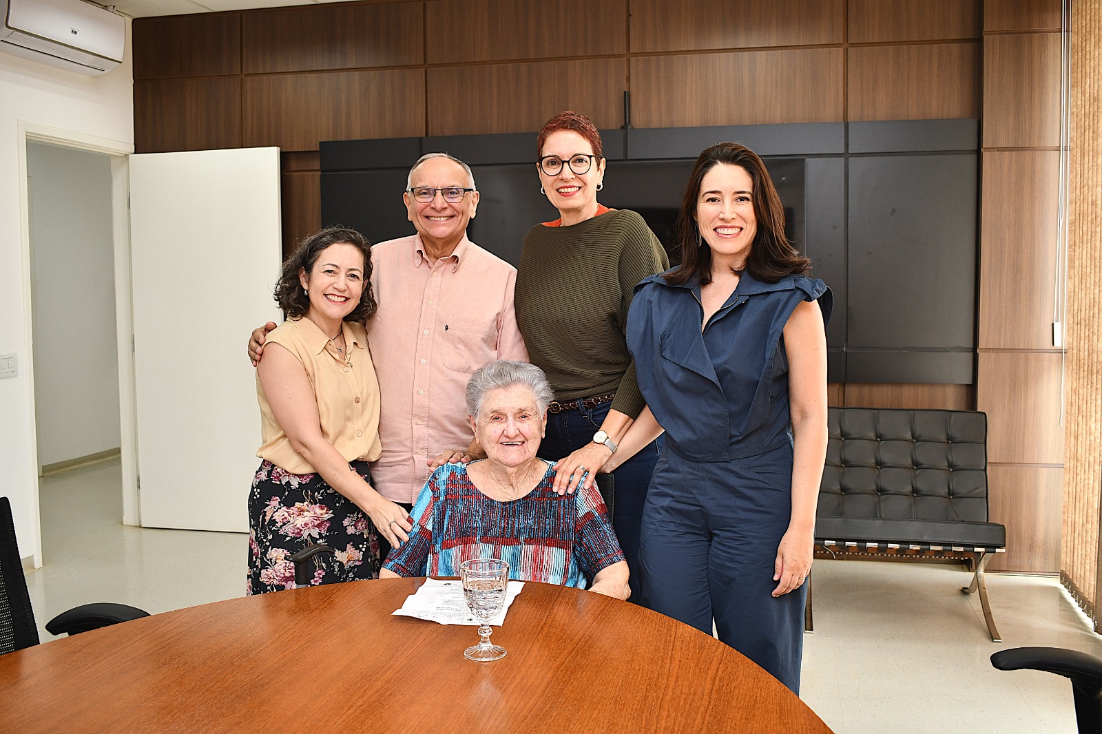 Irmã Ilar, ao centro da fotografia com gestores da UFU
