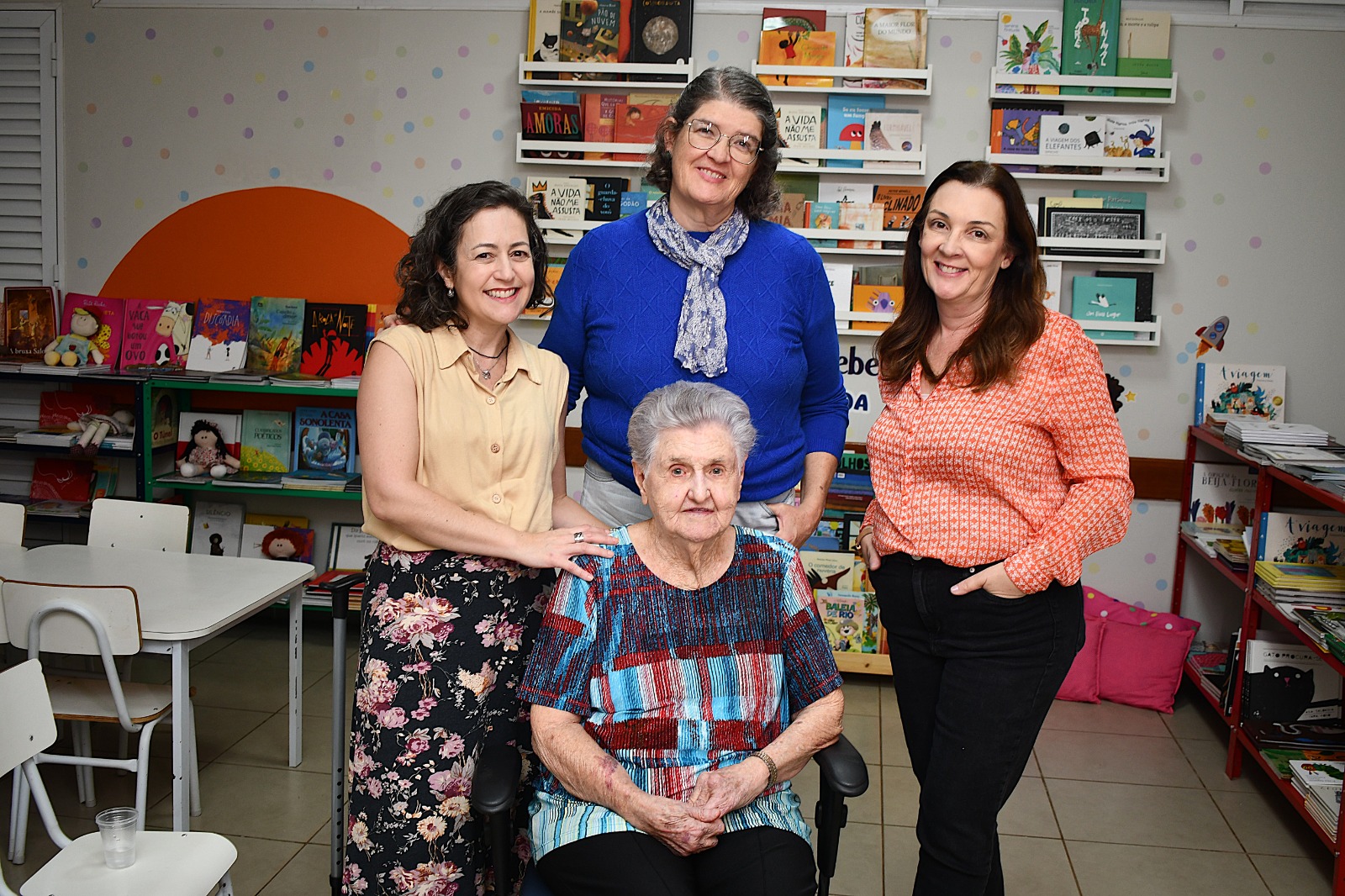 Irmã Ilar Garotti com integrantes do Projeto Memória