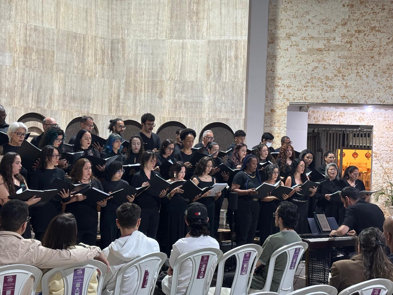 A prévia na Paróquia São Pedro também contou com a participação especial da solista Layla Aquila.