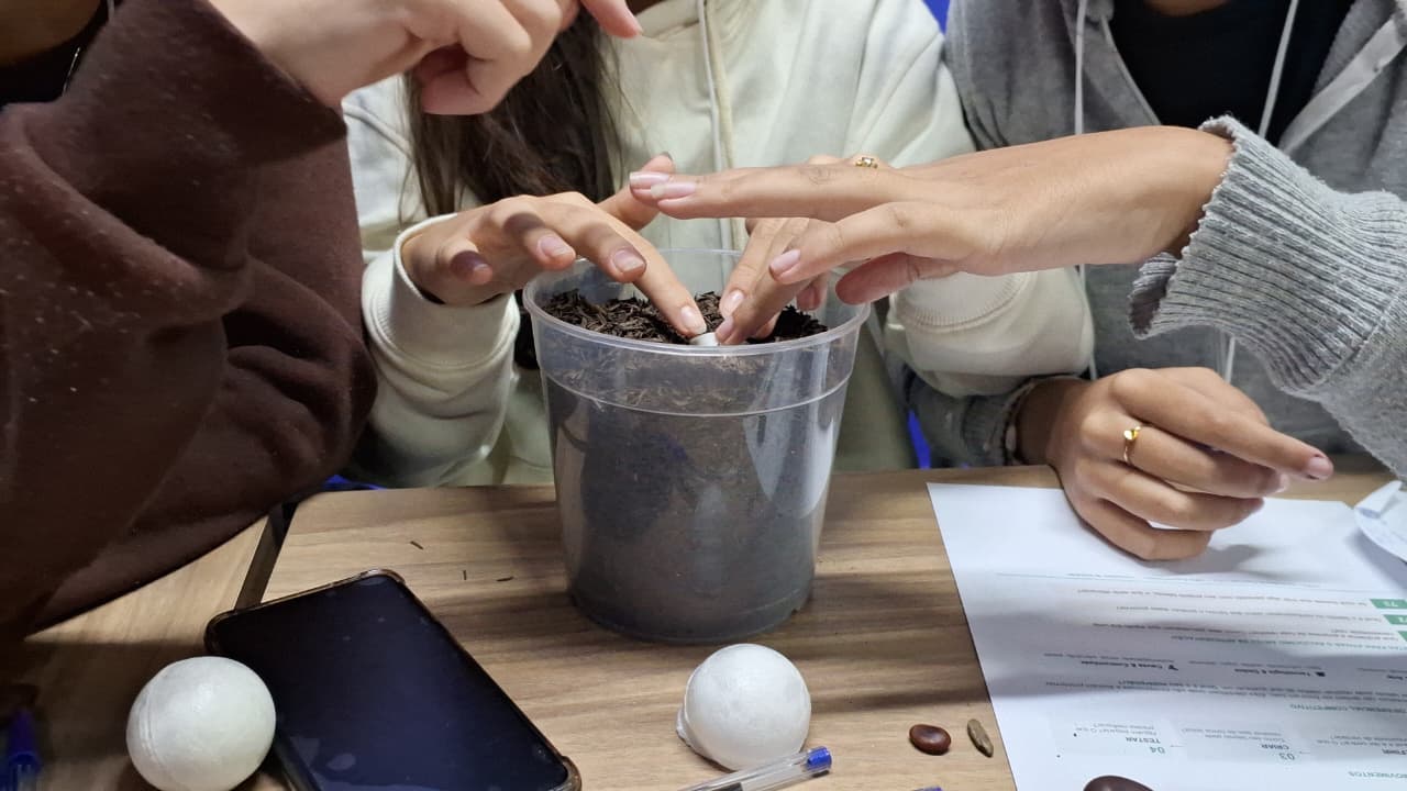 Registro do momento em que os estudantes realizaram a atividade de plantio da semente Baru.