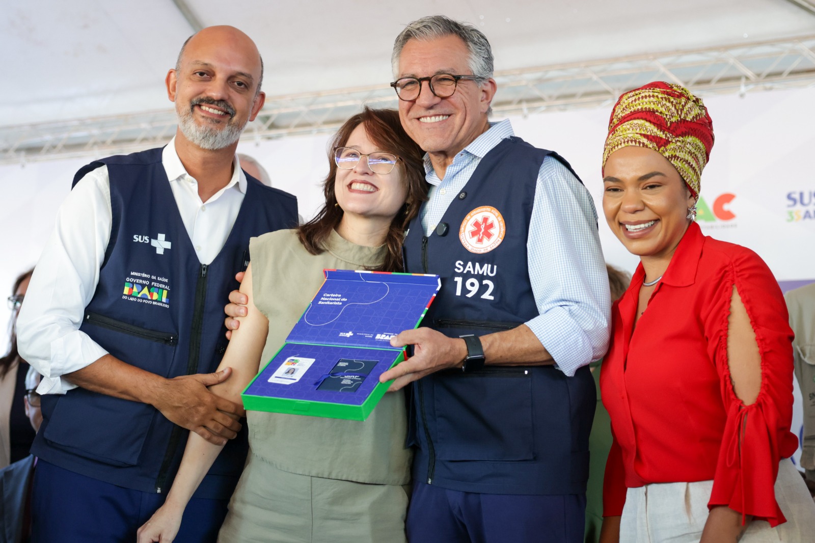 Docente da Famed, professora Juliana Markus recebendo o certificado de sanitarista