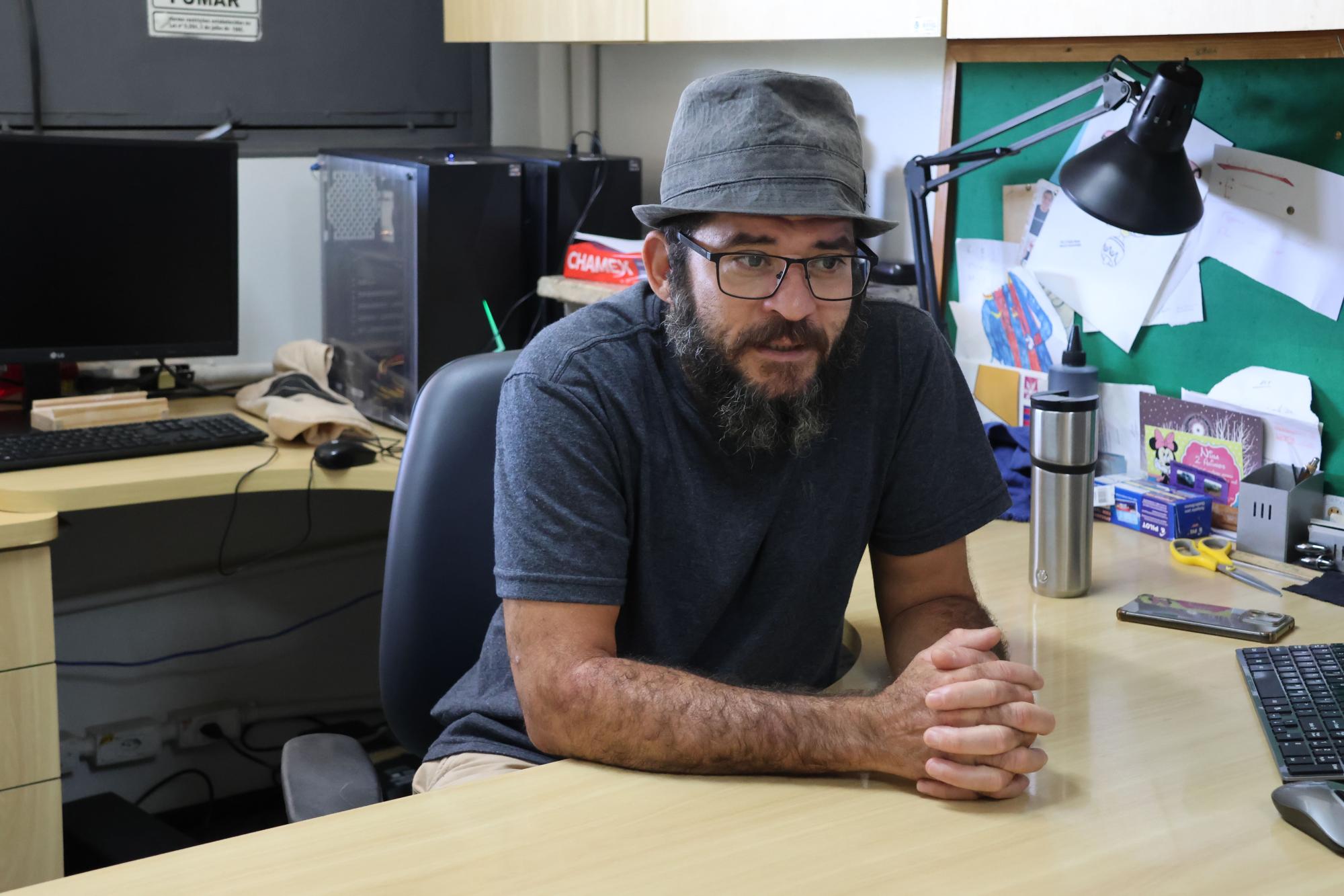 Professor Vernek em sua sala no Bloco 1A.
