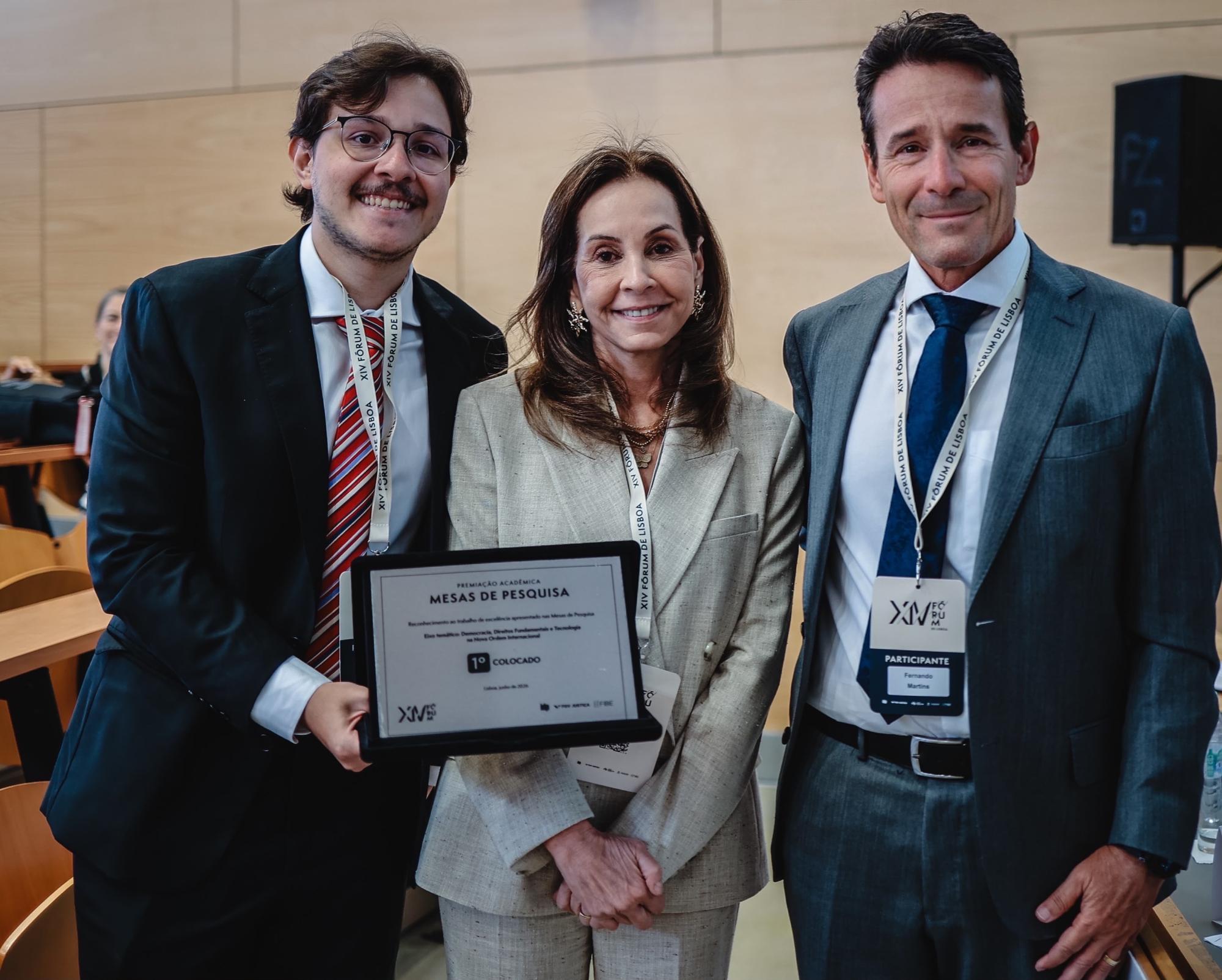 Pesquisadores recebendo a premiação