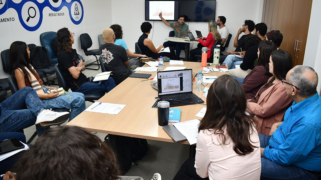 Pró-reitor apresenta para a mesa