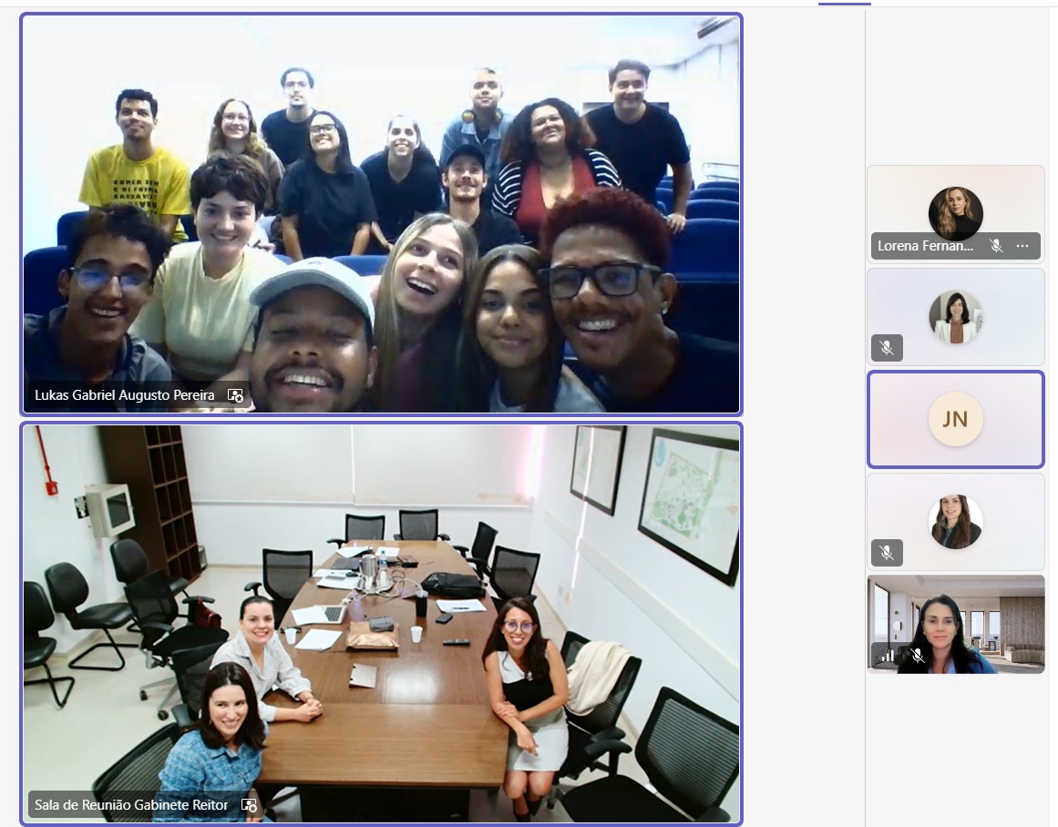 Vice-reitora firma acordo com estudantes