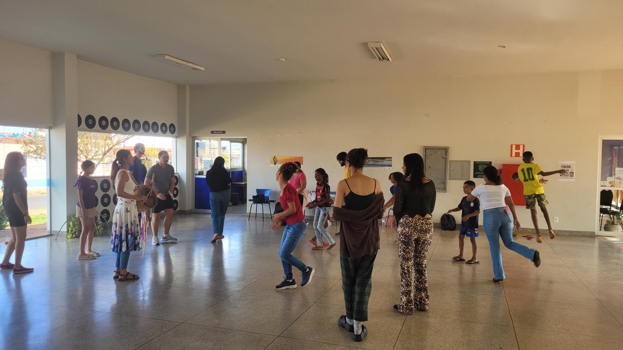 Equipe do projeto comanda um jogo pedagógico misturando música e dança