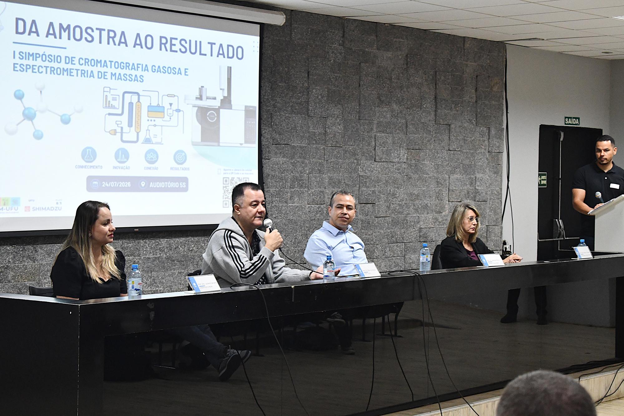 Foto da mesa de abertura do simpósio