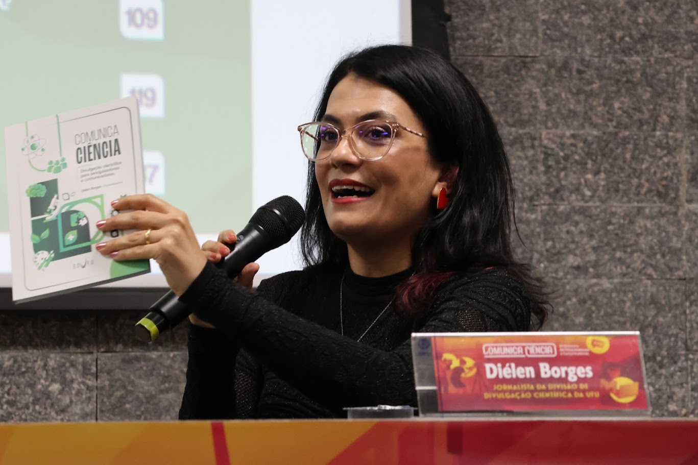 Diélen Borges durante lançamento do livro