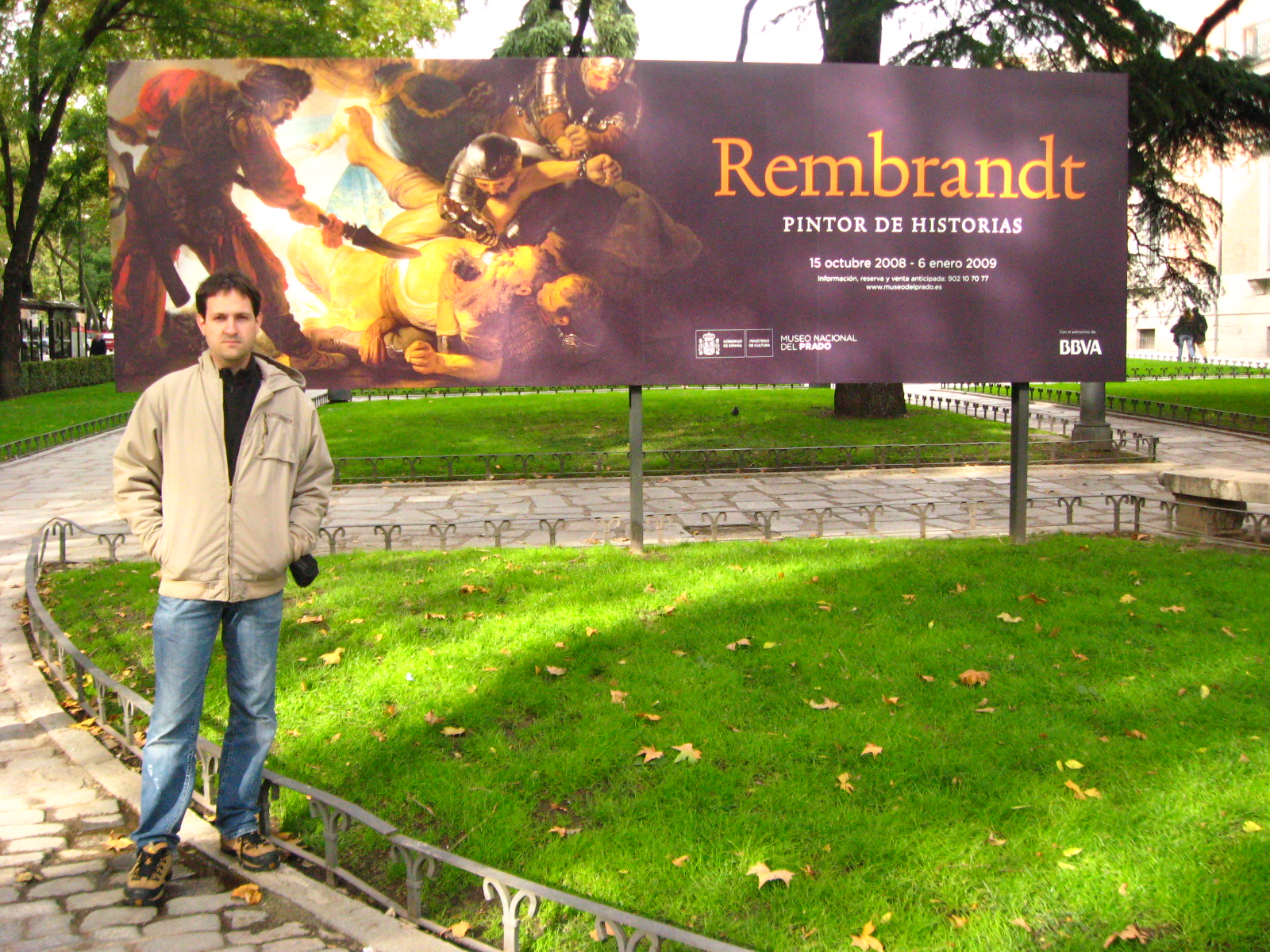 Pesquisador em frente ao outdoor da exposição de Rembrandt