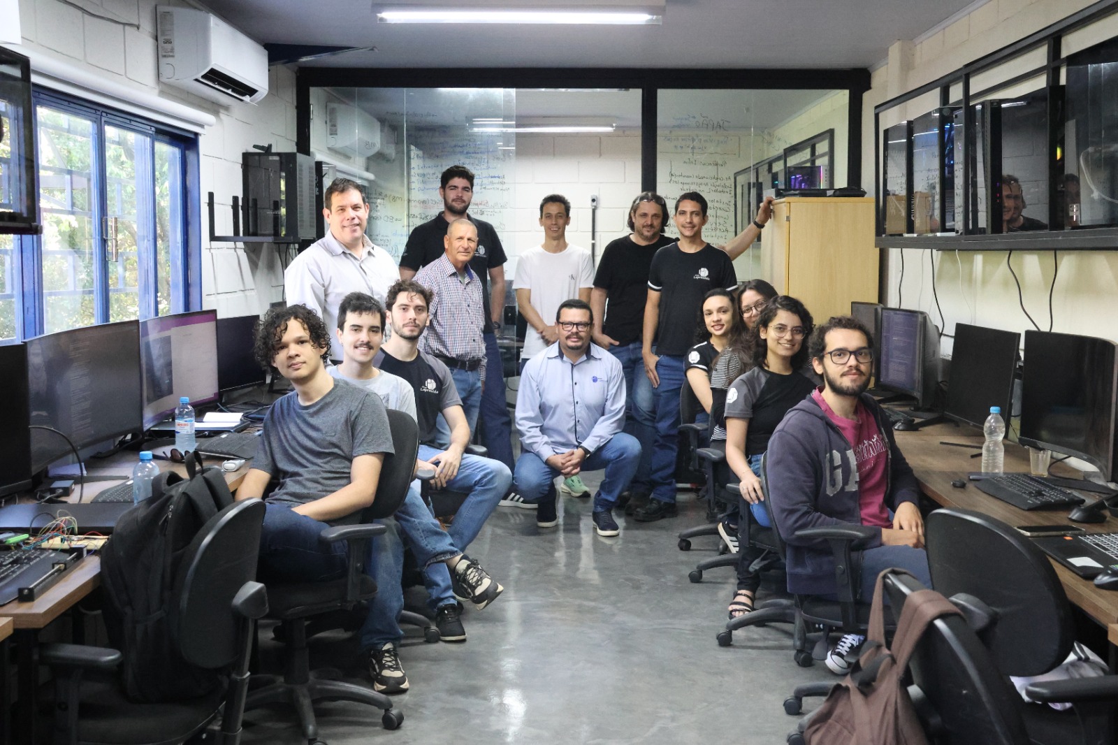 Parte do grupo do Laprosolda reunidos, posando para a foto, em um dos laboratórios de trabalho da equipe