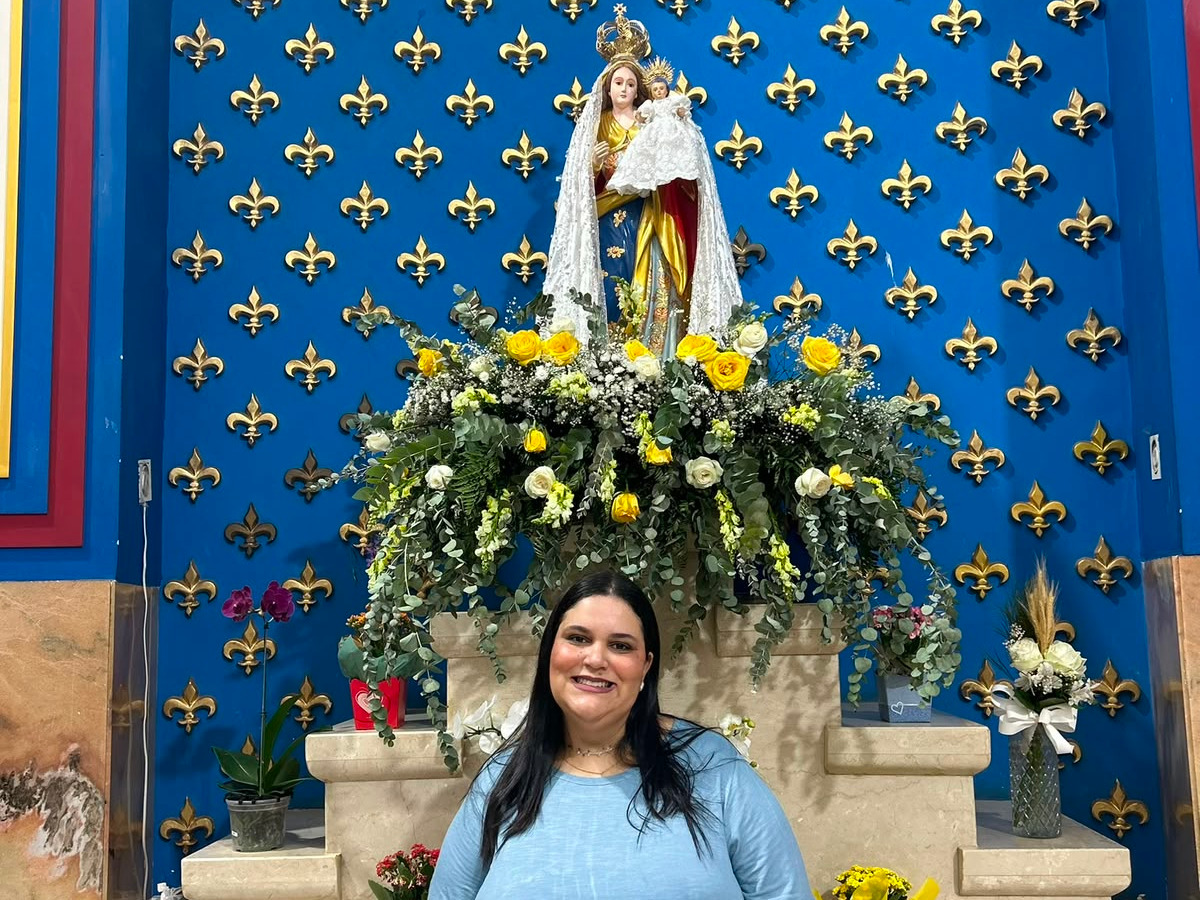 Mayara dos Anjos junto à imagem de Nossa Senhora da Abadia