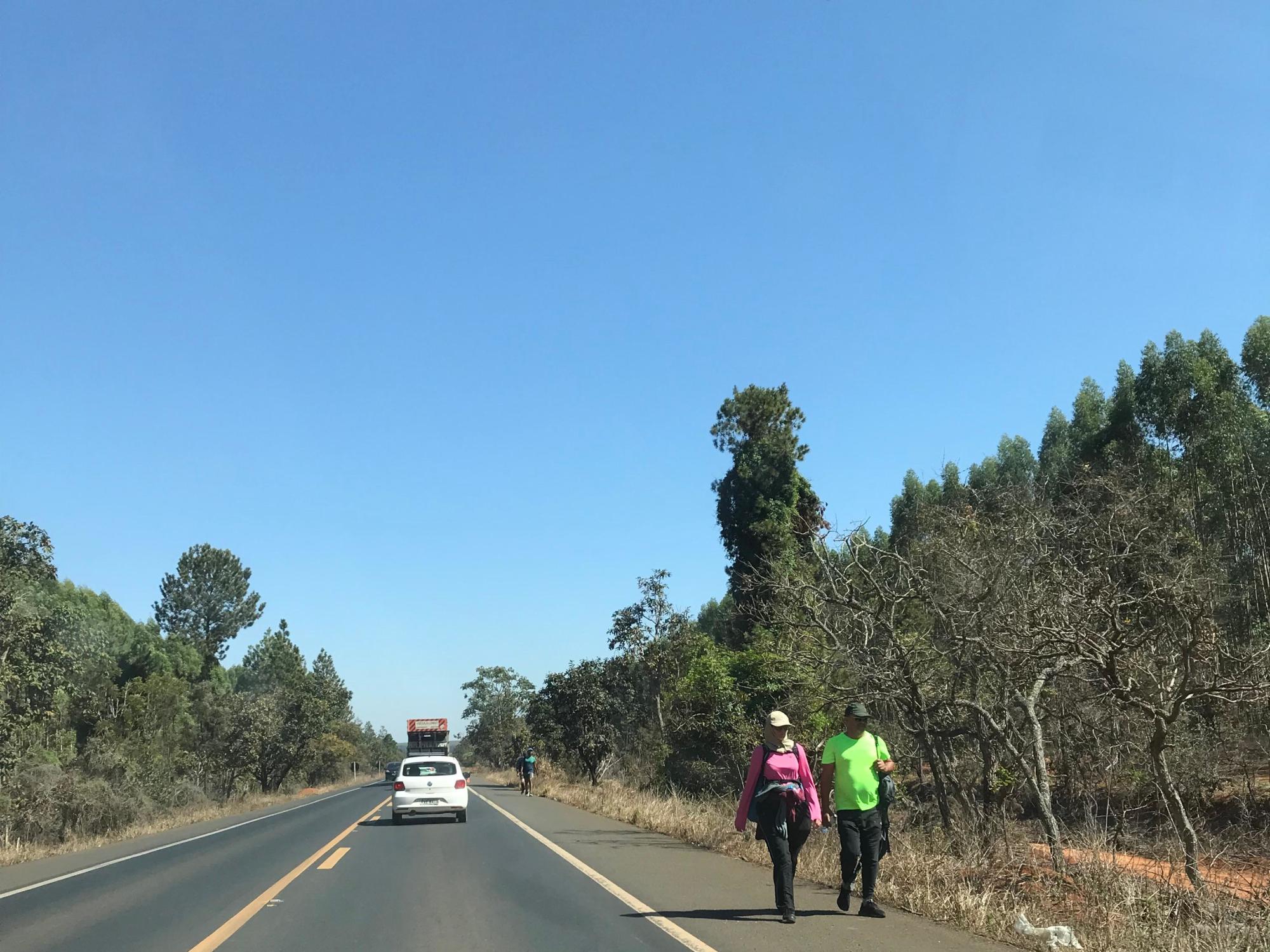 Romeiros fazem trajeto de 88 Km entre Uberlândia e Romaria a pé pela BR-365