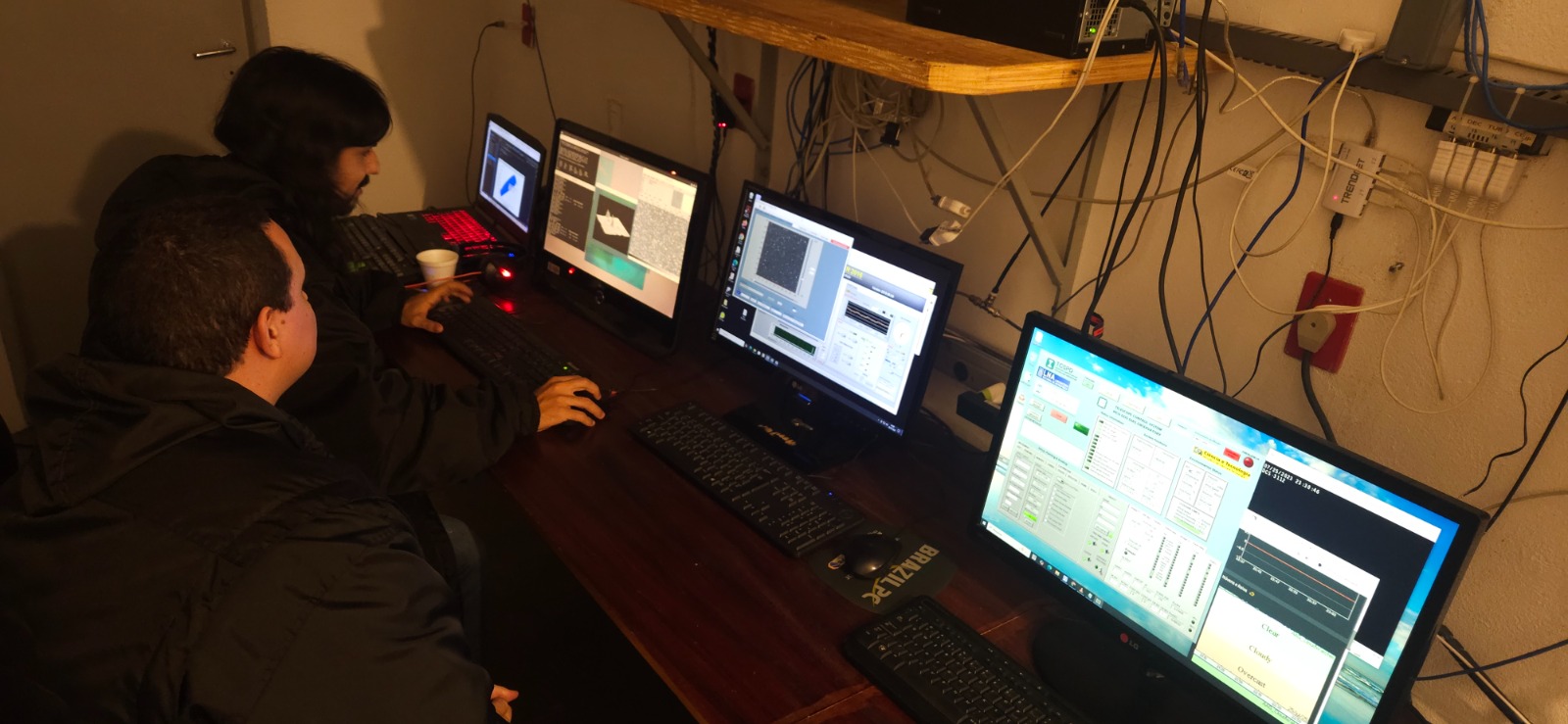 Equipe analisando os dados