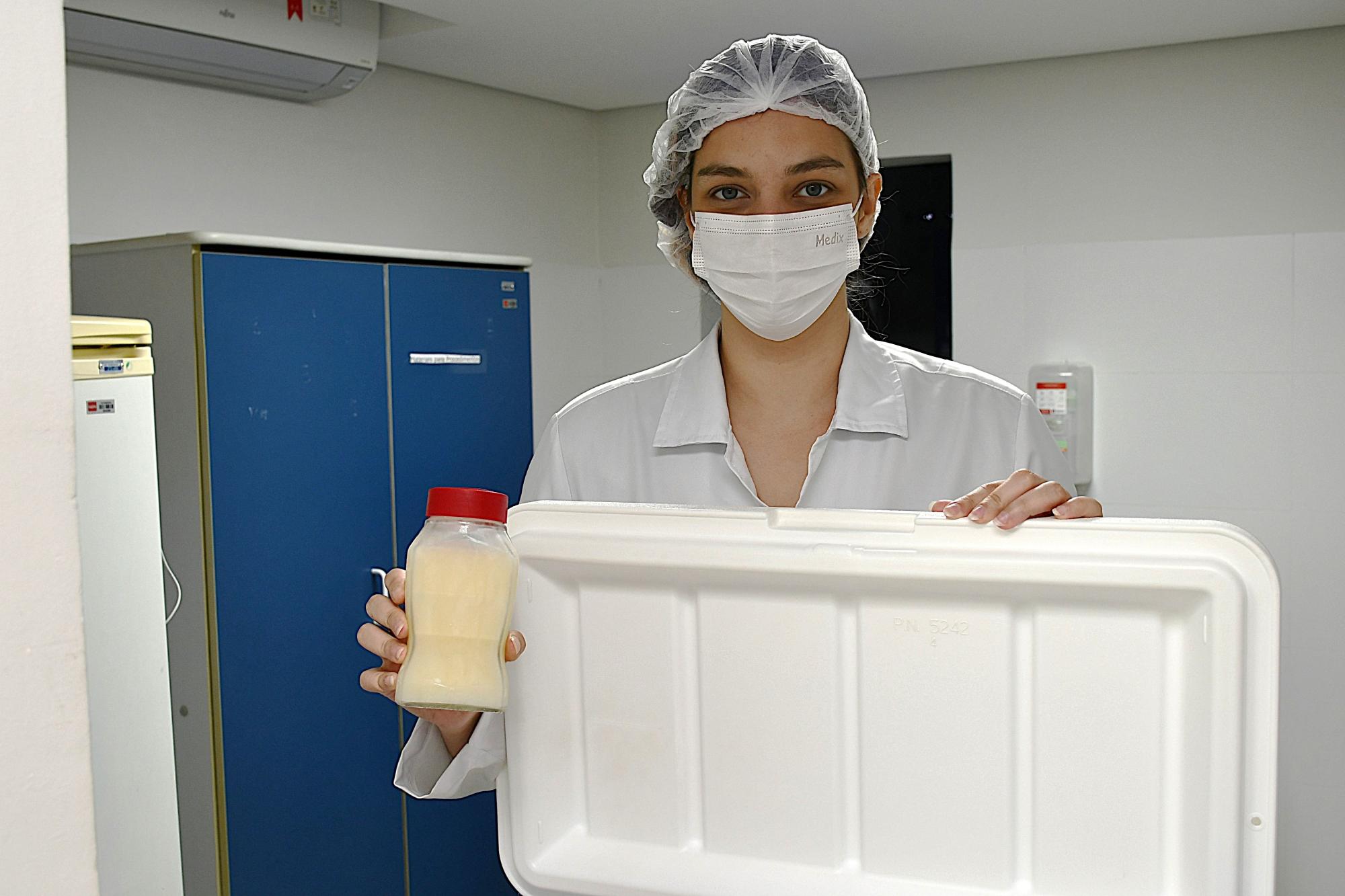 Enfermeira recebendo leite humano (Foto: Milton Santos) 