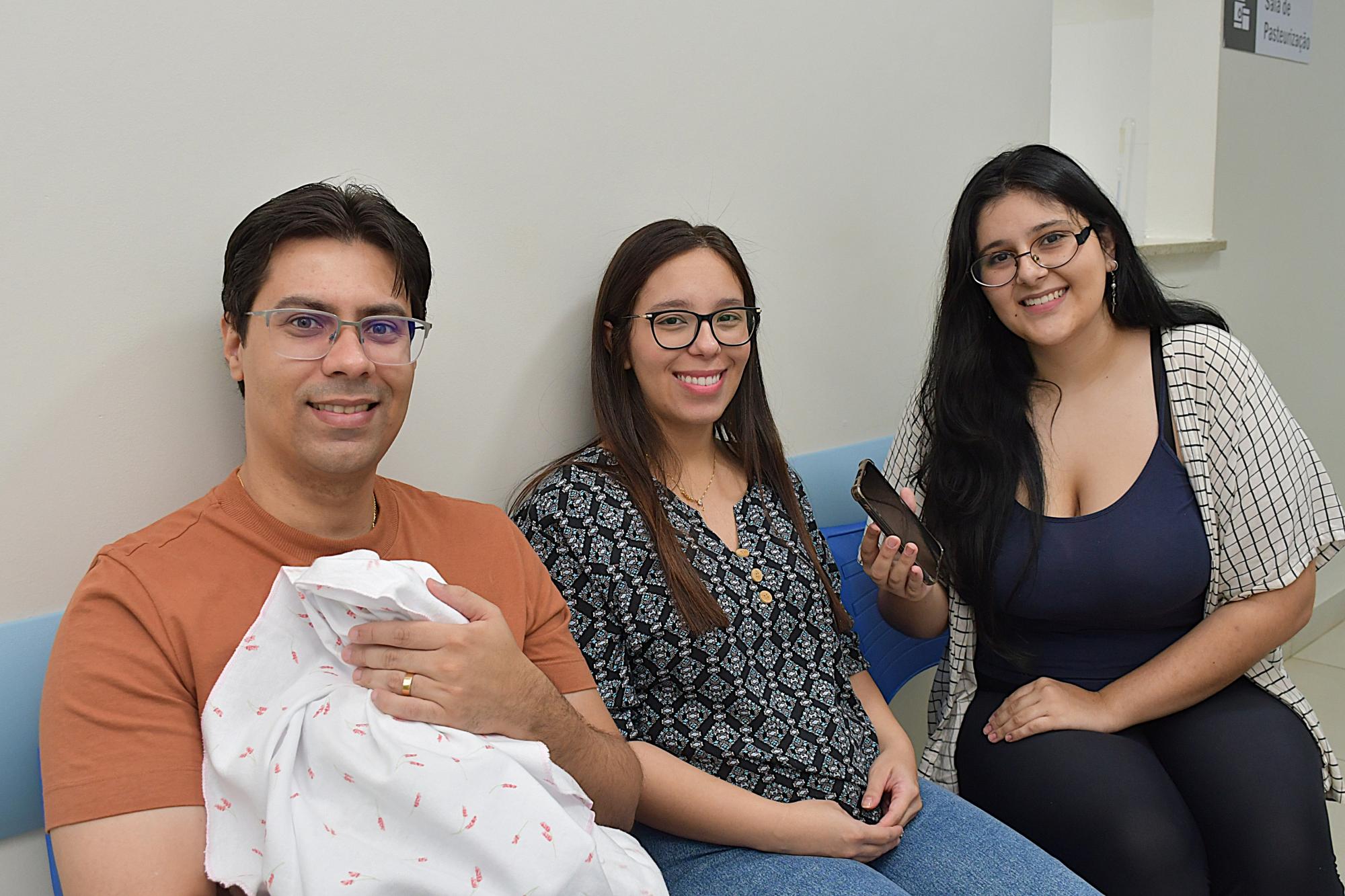 Homem e duas mulheres com bebê de colo. (Foto: Milton Santos) 