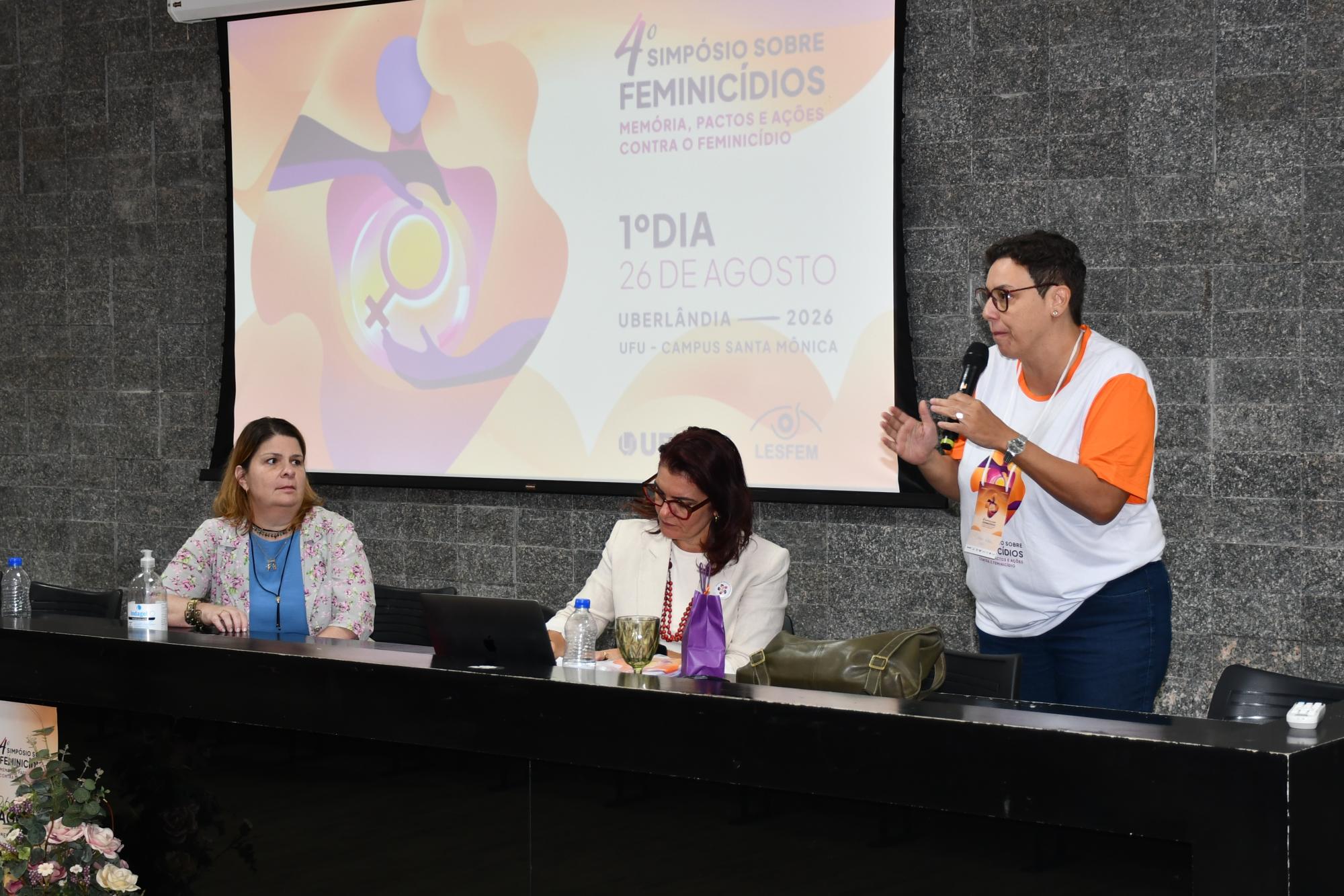 Mulheres discursando na mesa de abertura. (Foto: Milton Santos) 