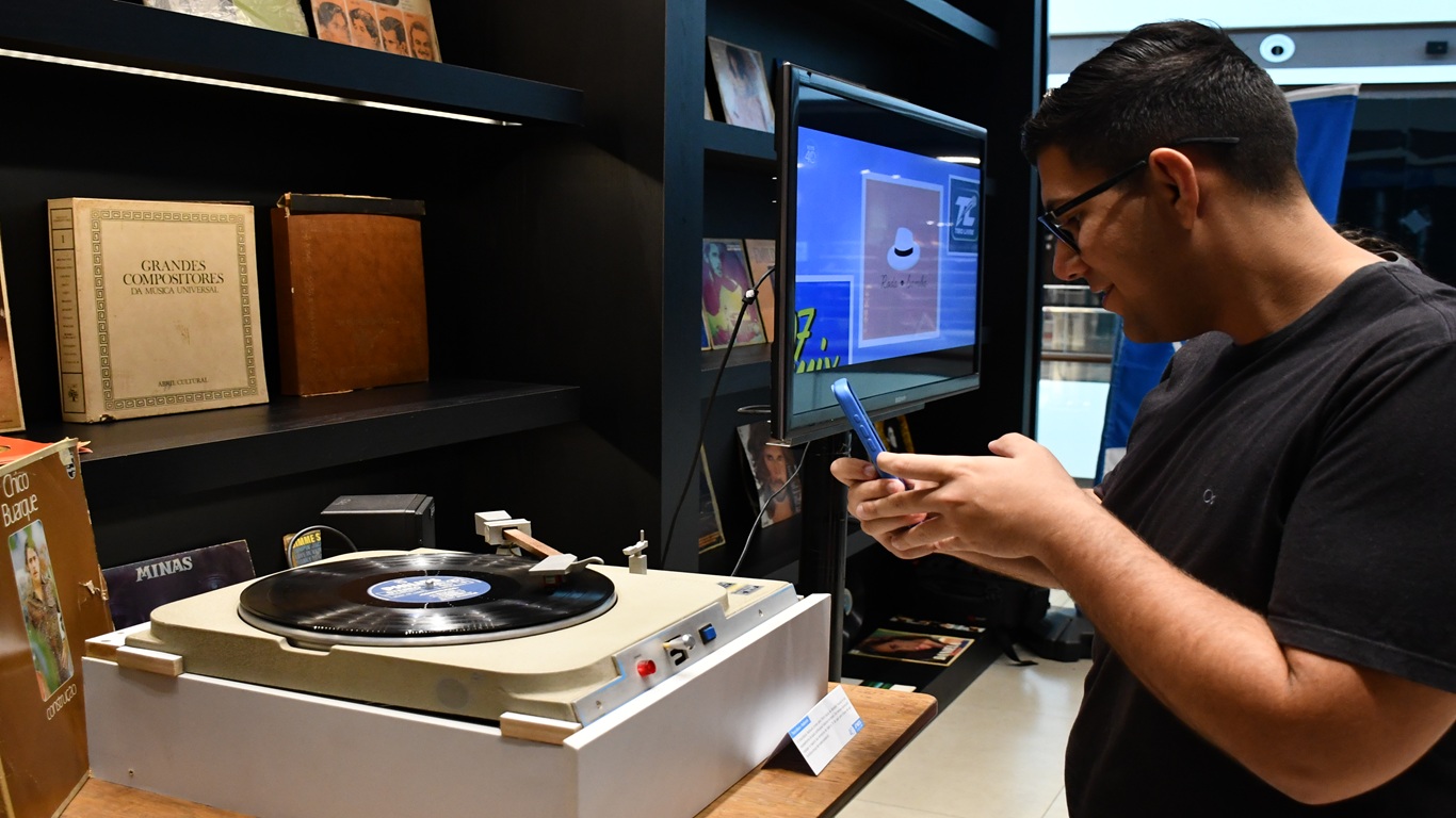 José Augusto Venâncio colocando um disco de vinil para tocar 