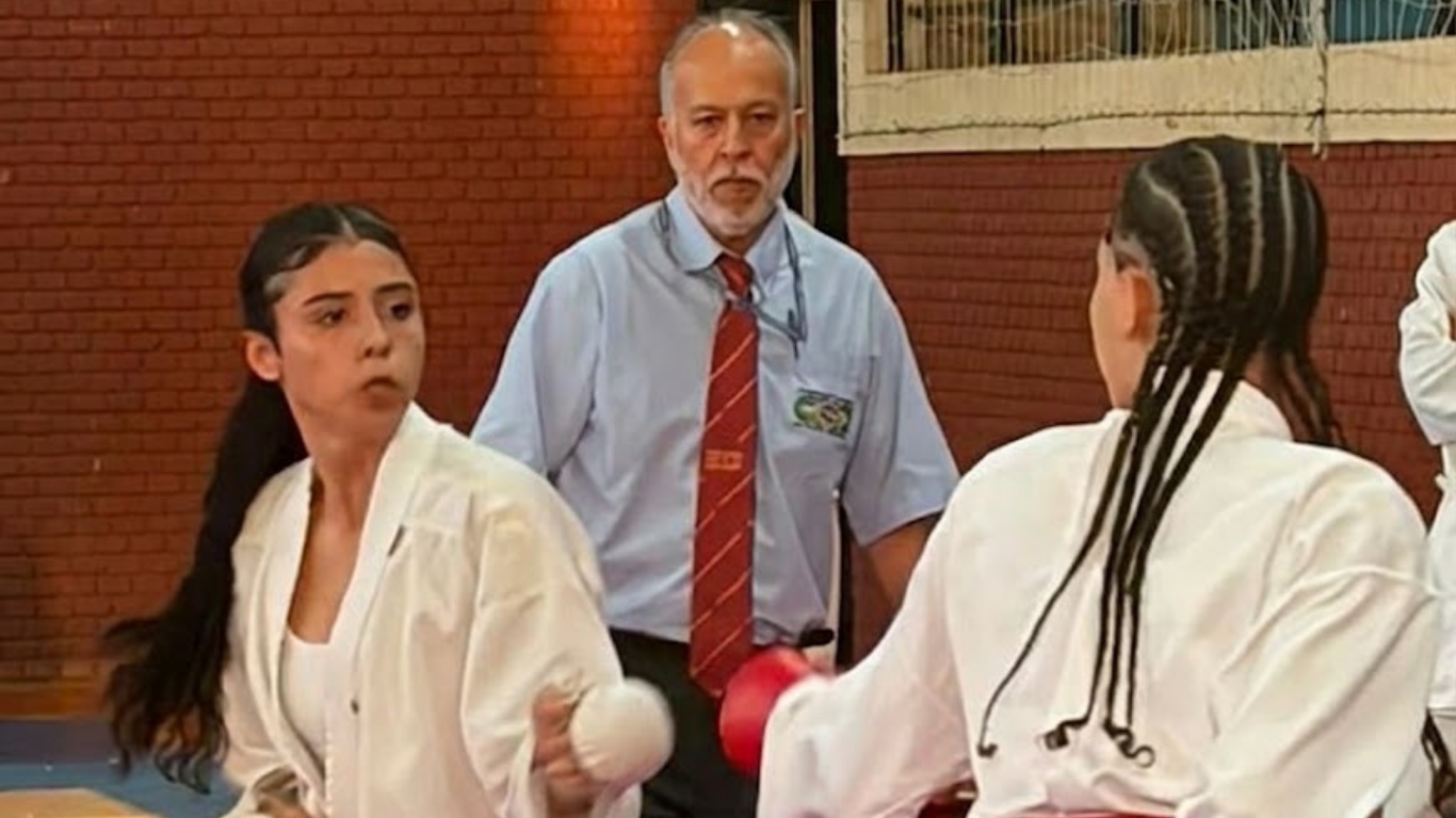 Fernado Vital atuando como arbitro durante uma luta de karate