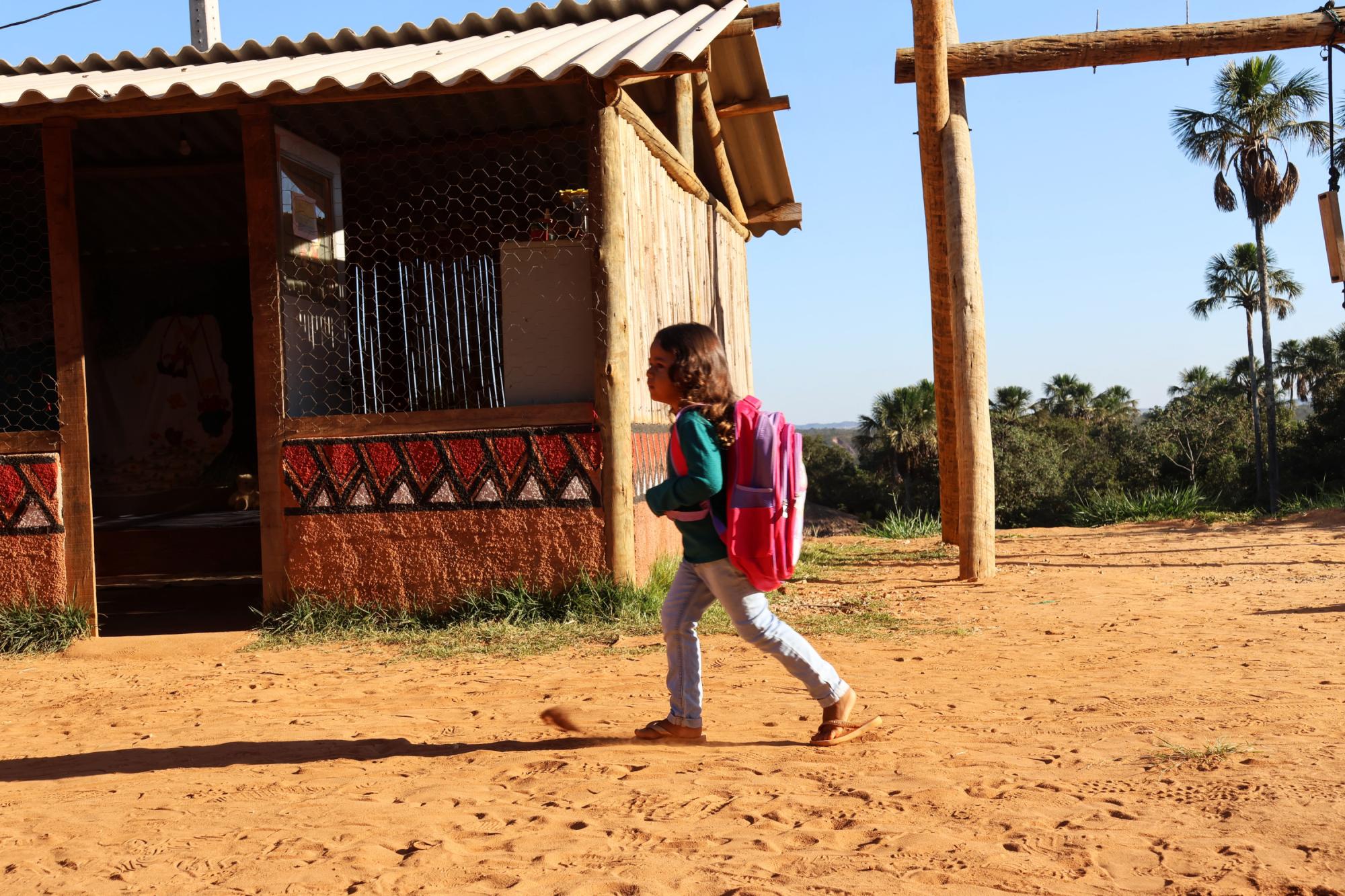 Aldeia tem escola construída pela própria comunidade