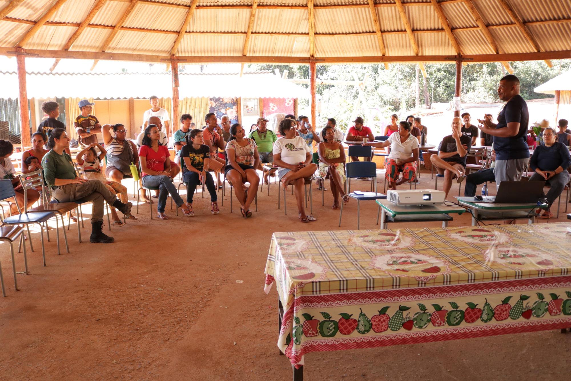 Jovens e adultos da aldeia debateram propostas da UFU e do Ibama