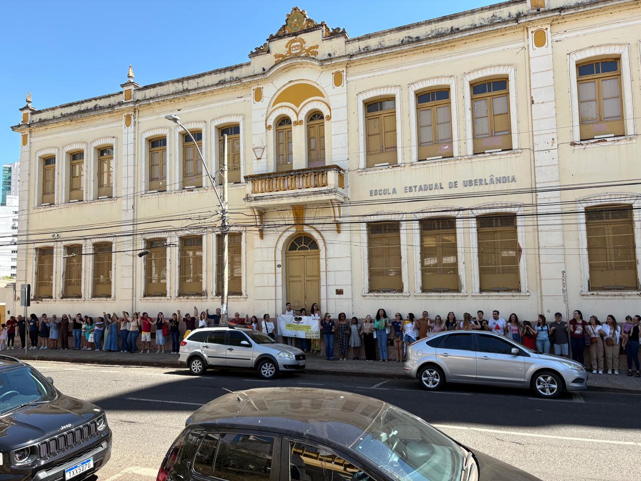 Abraço coletivo no abraço coletivo simbólico no prédio da Escola Escola Estadual de Uberlândia