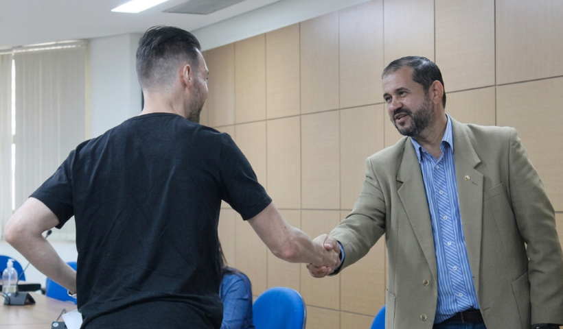 Sebastião Elias cumprimenta servidor