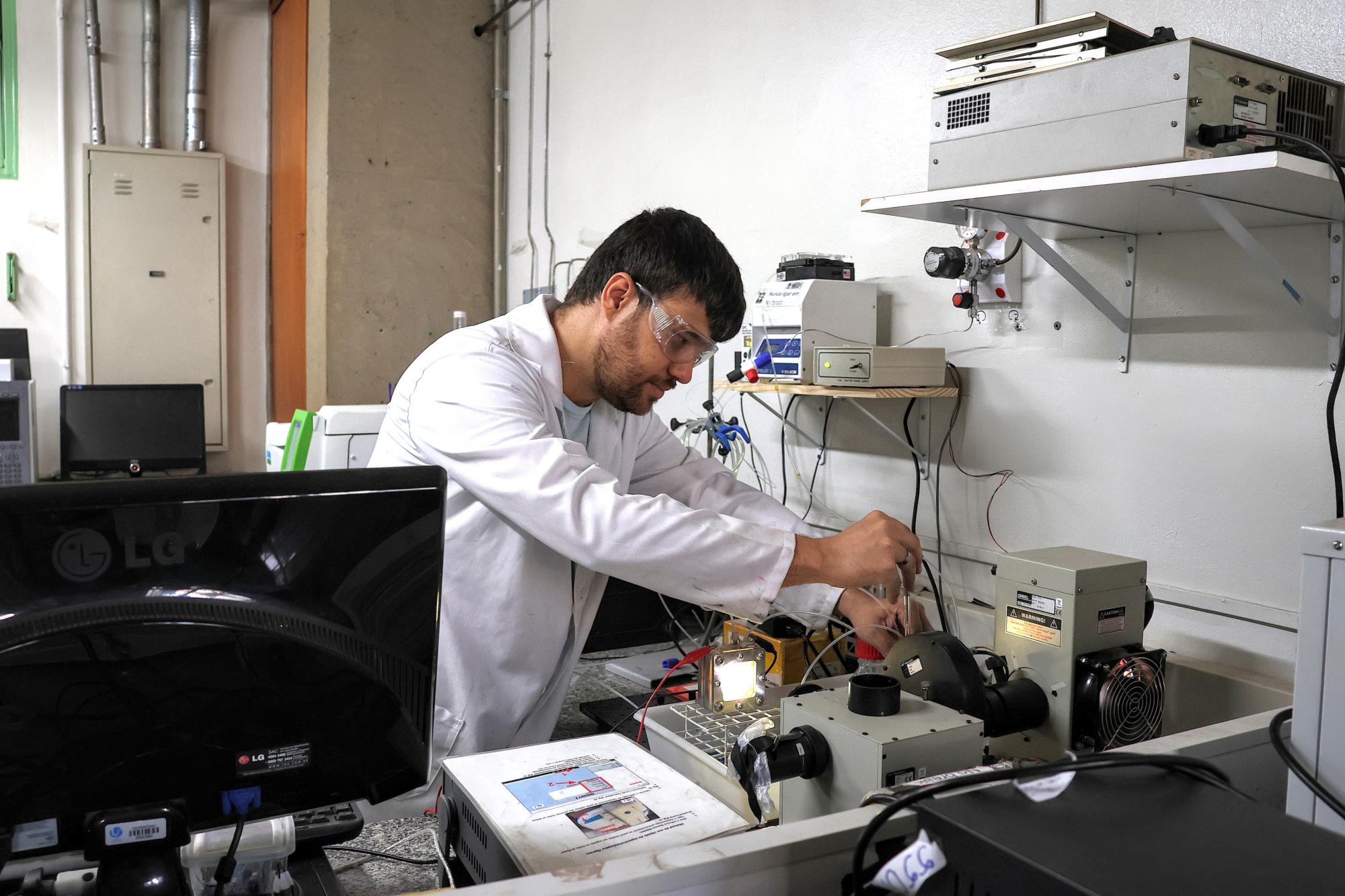 Pesquisador no laboratório