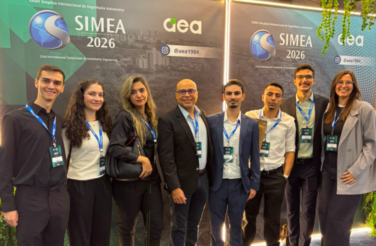 Equipe da UFU durante o Simpósio Internacional de Engenharia Automotiva