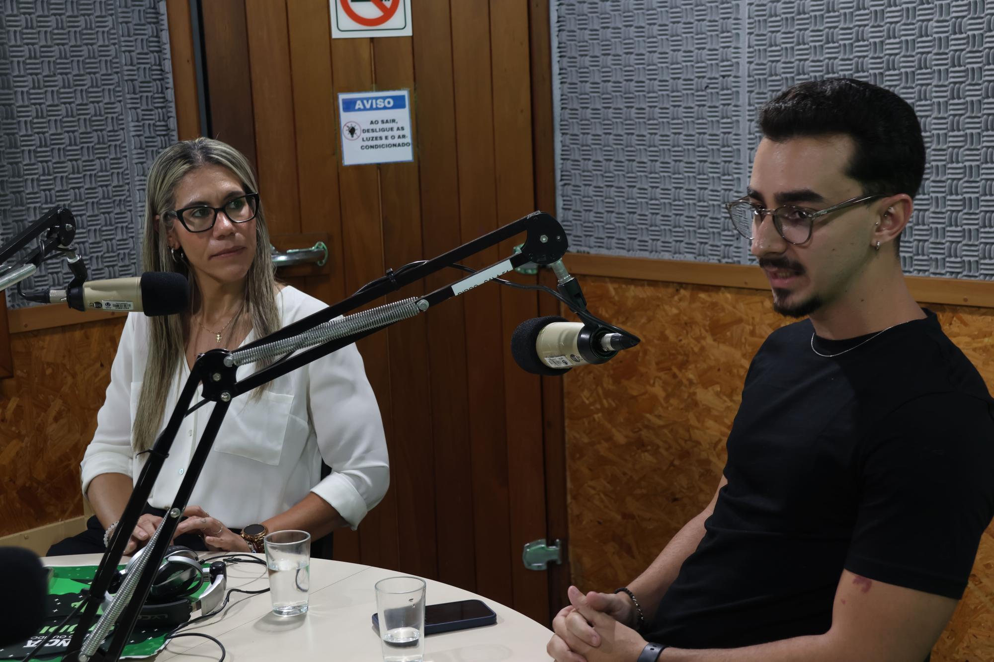 Pamela e Guilherme dando entrevista