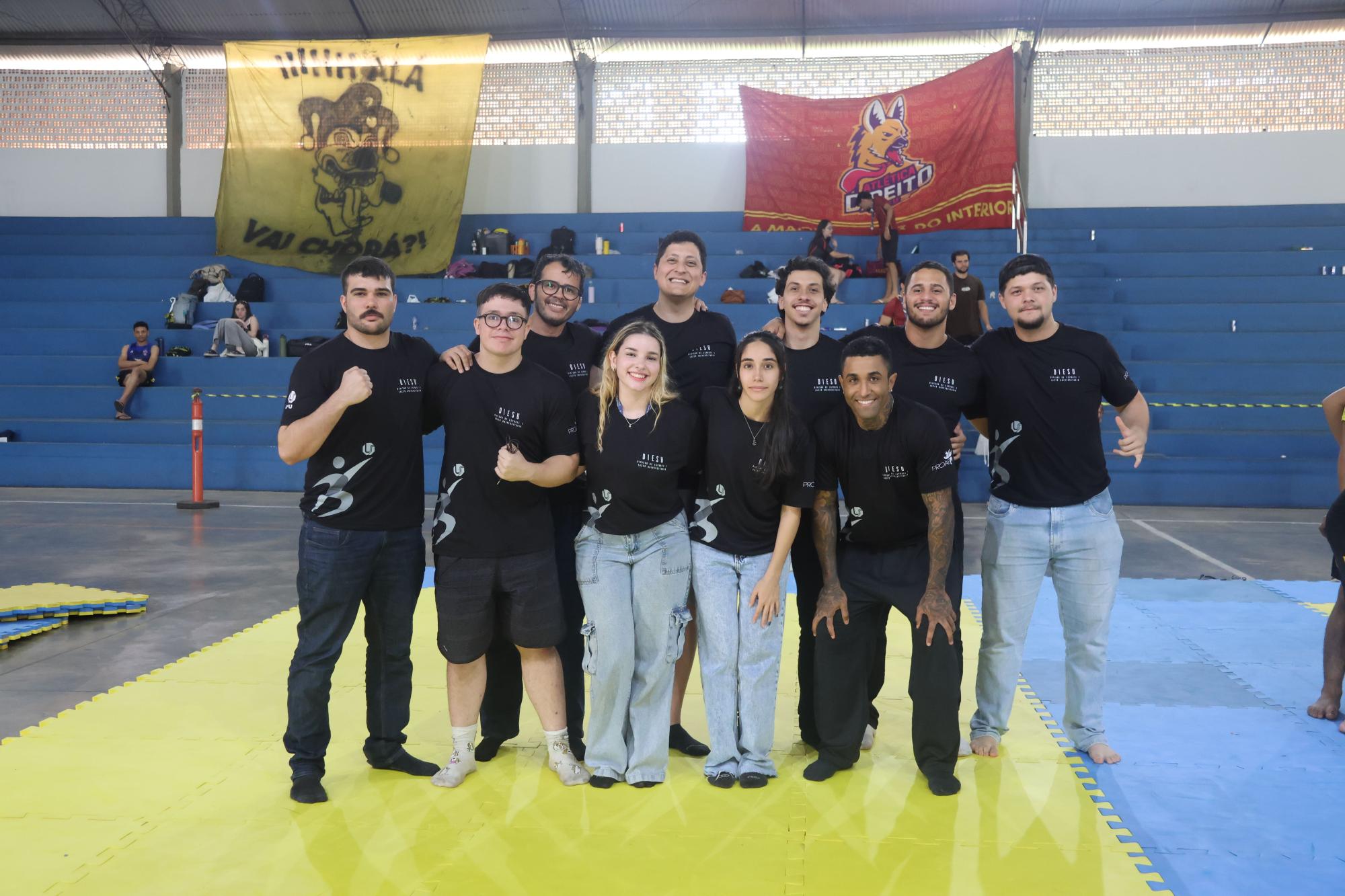 Organização do evento reunida no tatame