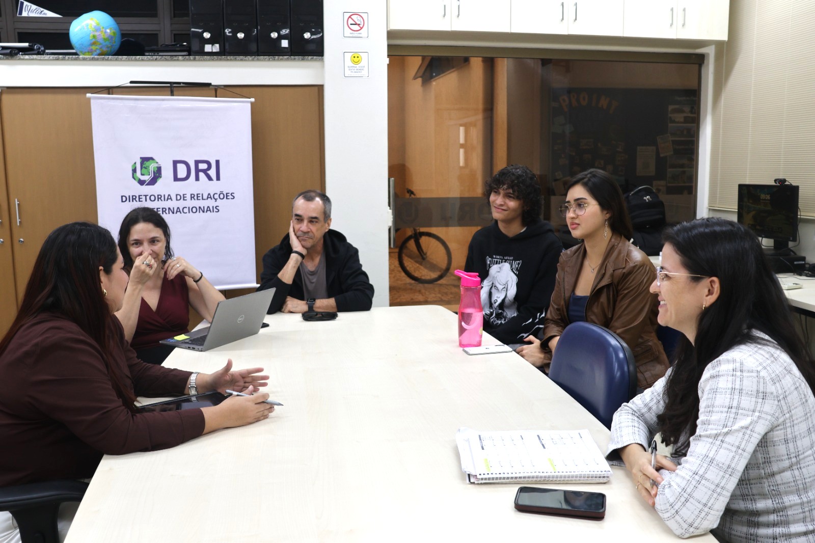 Reunião teve mediação de estudantes de Letras - Espanhol. (Foto: Milton Santos)