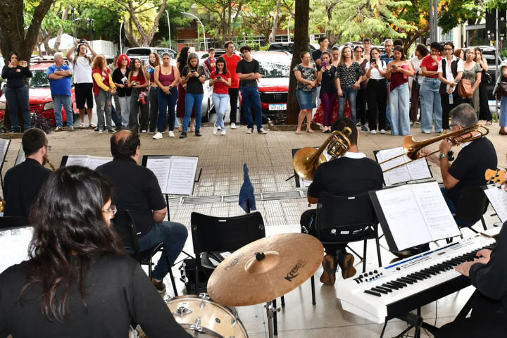 Orquestra Popular do Cerrado em apresentação no Campus Santa Mônica