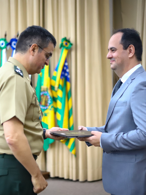 Tomaz Espósito Neto recebe placa em alusão à homenagem de oficial do Exército