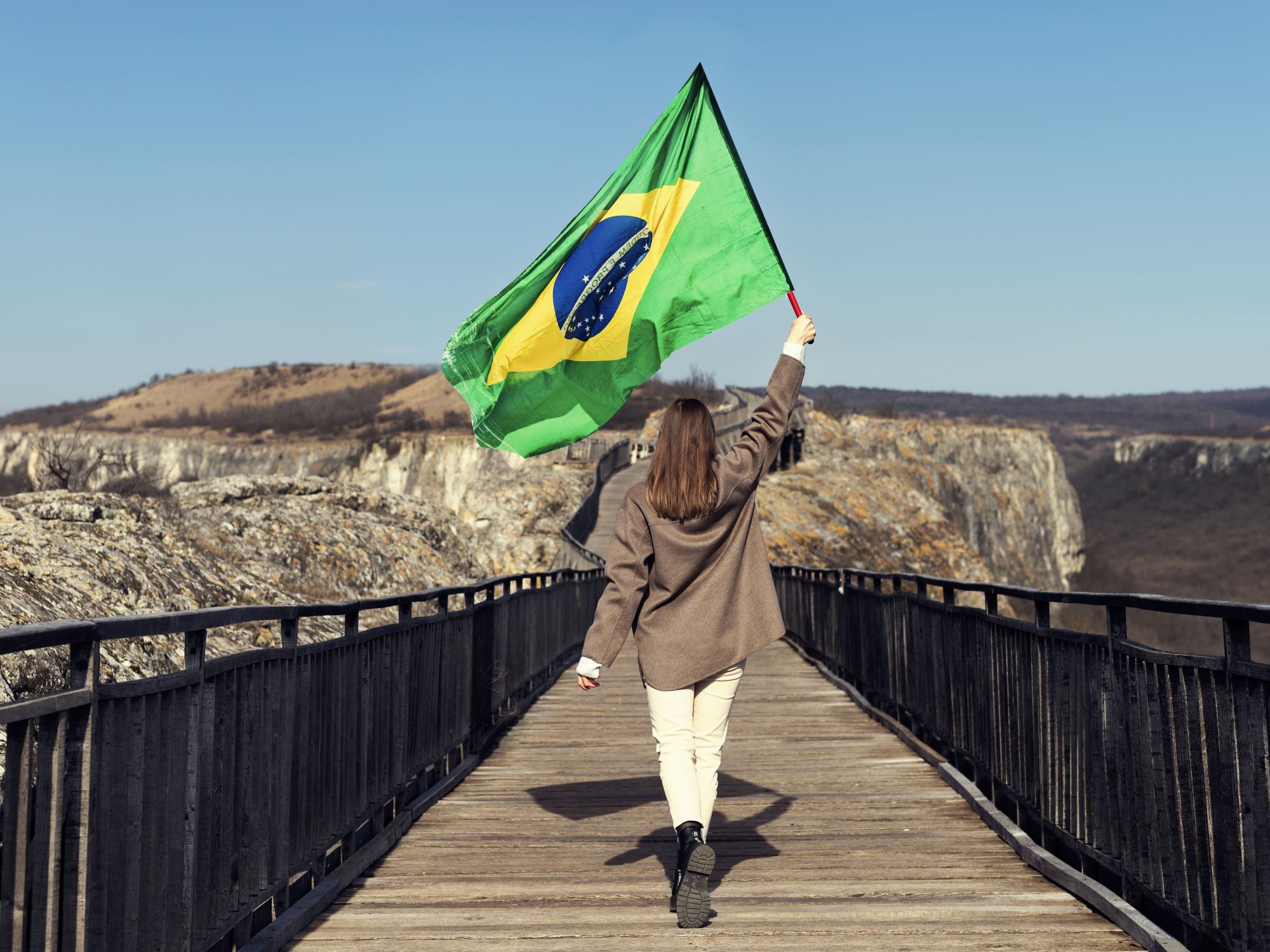 Mulher segurando bandeira do Brasil