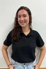Julia veste uma camisa preta e calça jeans