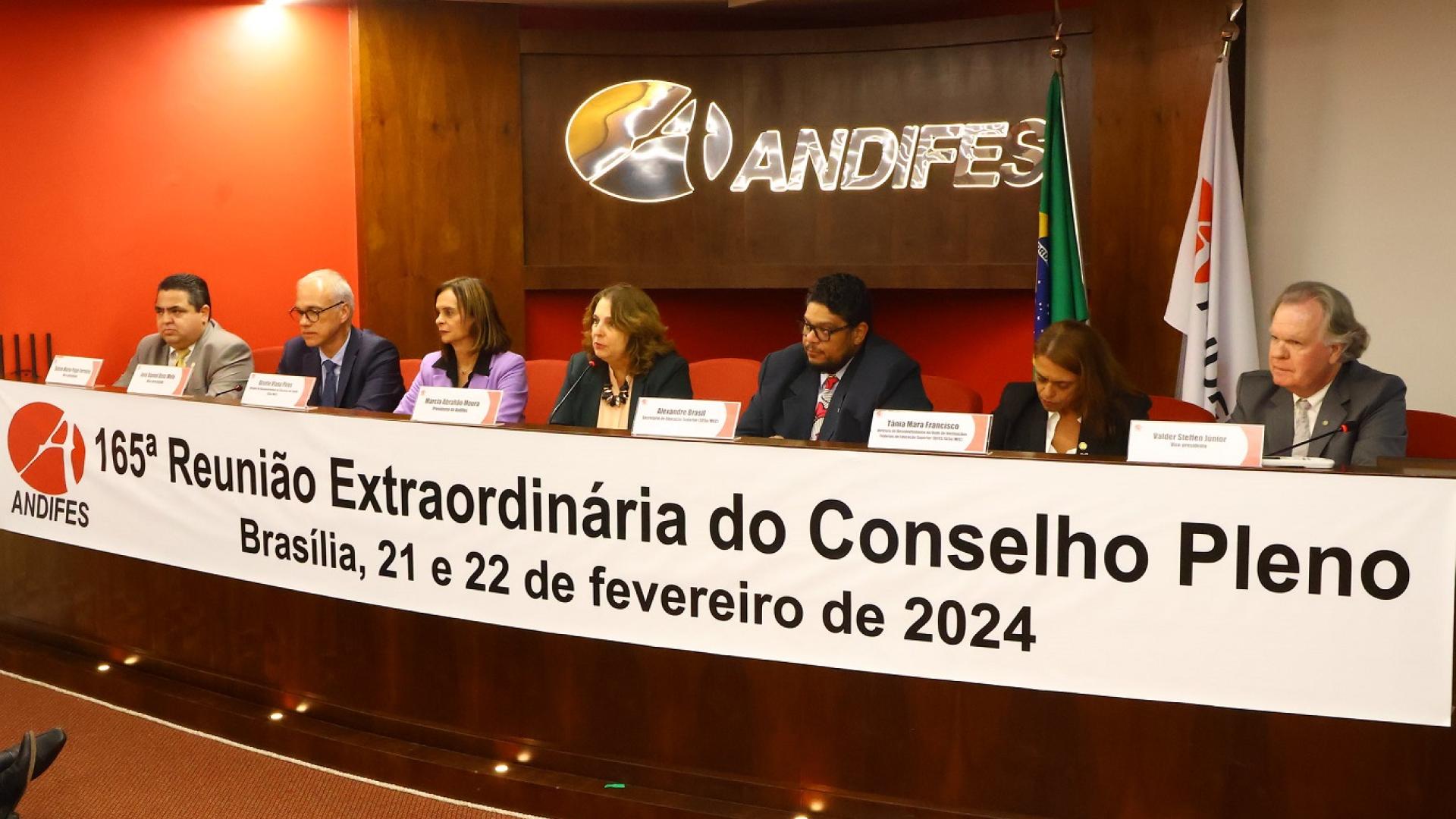 Foto da mesa diretiva da reunião, com sete pessoas sentadas; reitor da UFU e um dos vice-presidentes da Andifes, Valder Steffen é o mais à direita