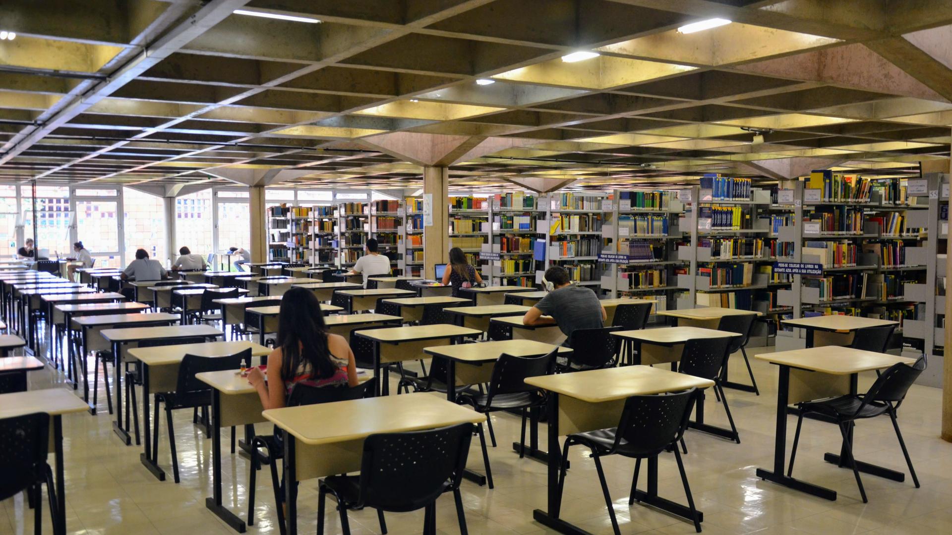 Imagem panorâmica de salão de leitura de uma das bibliotecas da UFU