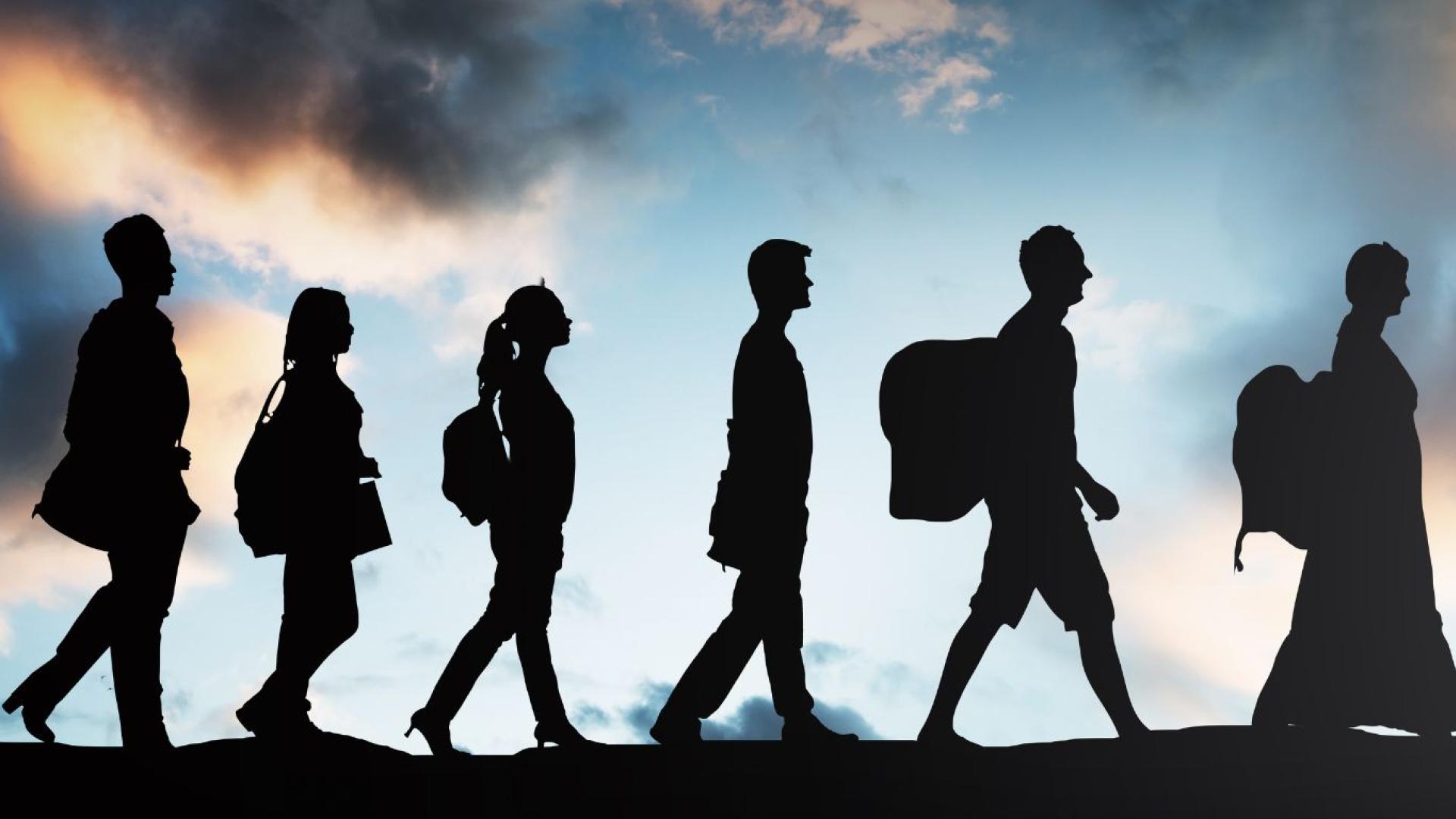Imagem de silhuetas perfiladas de seis pessoas, caminhando para a direita; ao fundo, o céu e nuvens