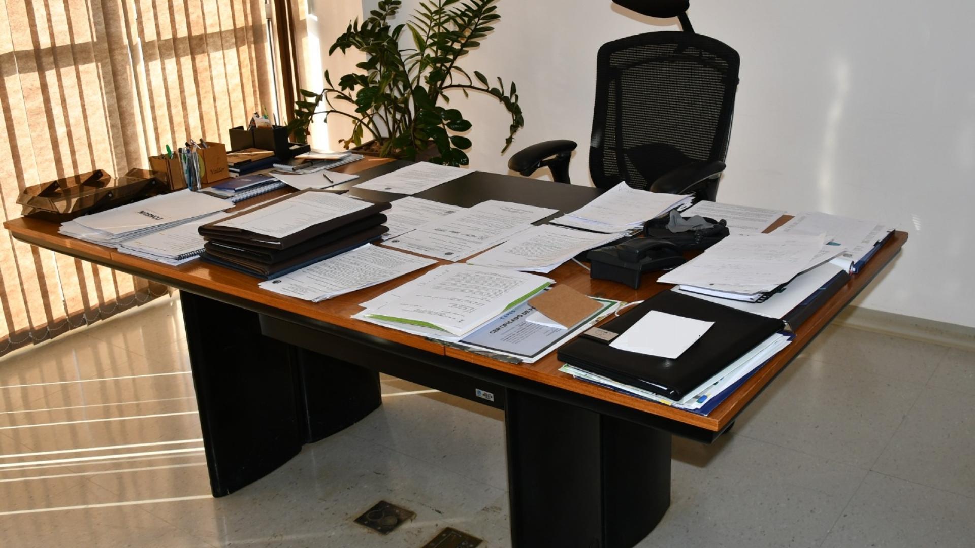 Imagem da mesa e da cadeira atualmente ocupadas pelo professor Valder Steffen Jr., no Gabinete da Reitoria da UFU