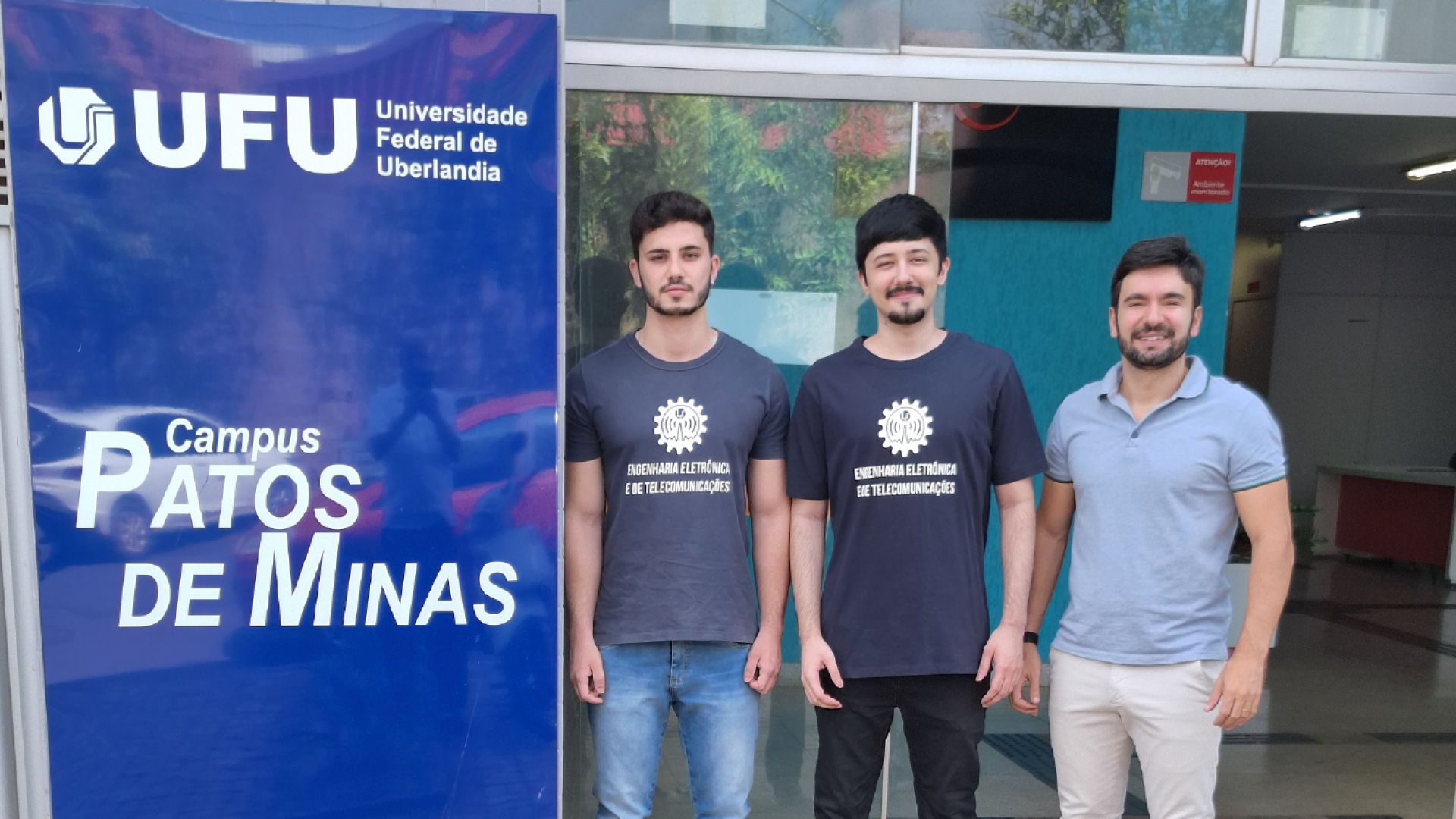 Alunos e professor pesquisadores do curso de Engenharia Eletrônica e de Telecomunicações