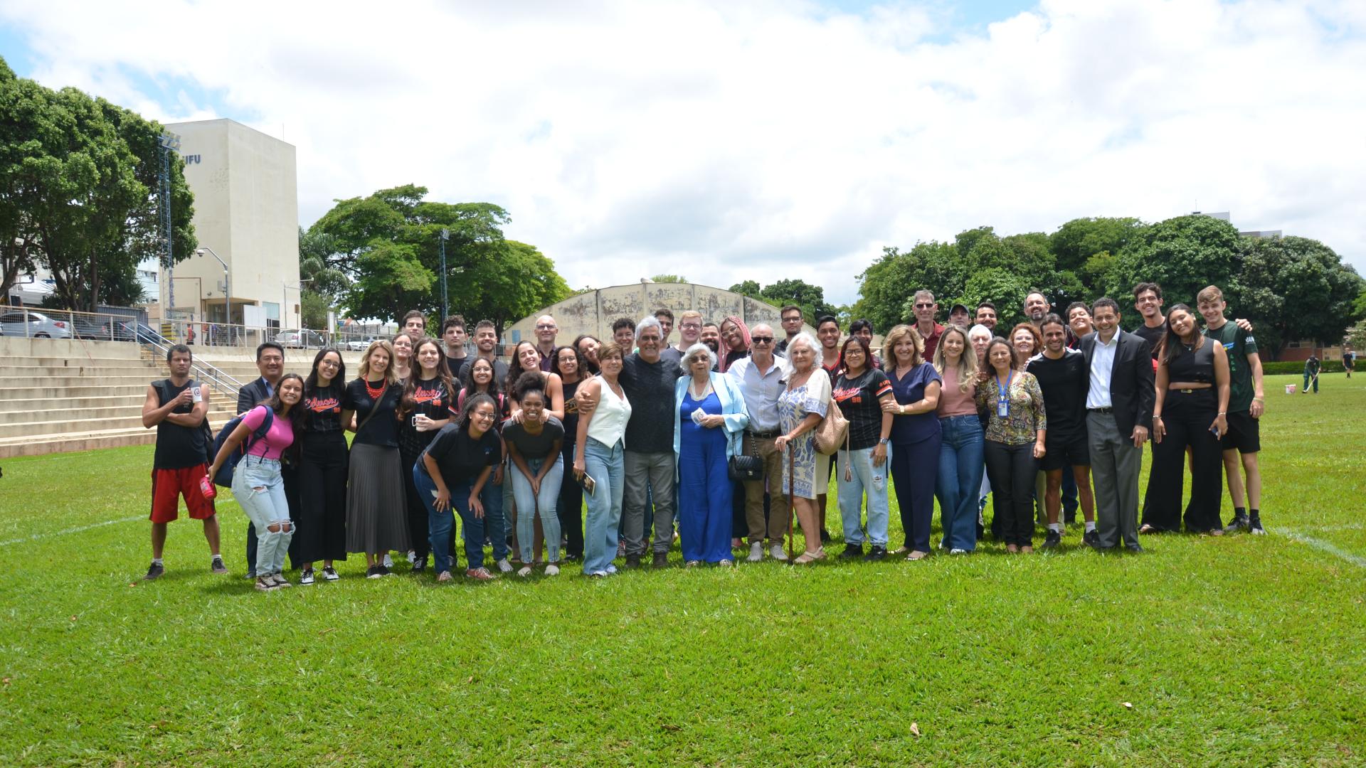 Participantes do evento reunidos no campo de futebol do Campus Educação Física da UFU