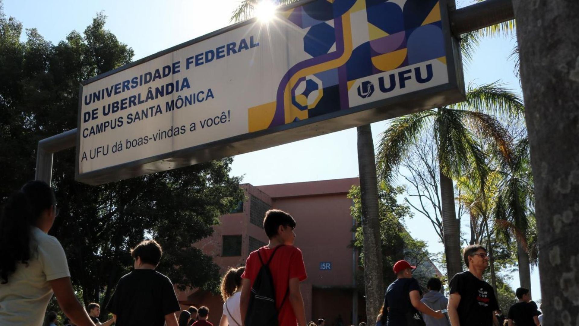 Grupo de jovens entrando no Campus Santa Mônica da UFU