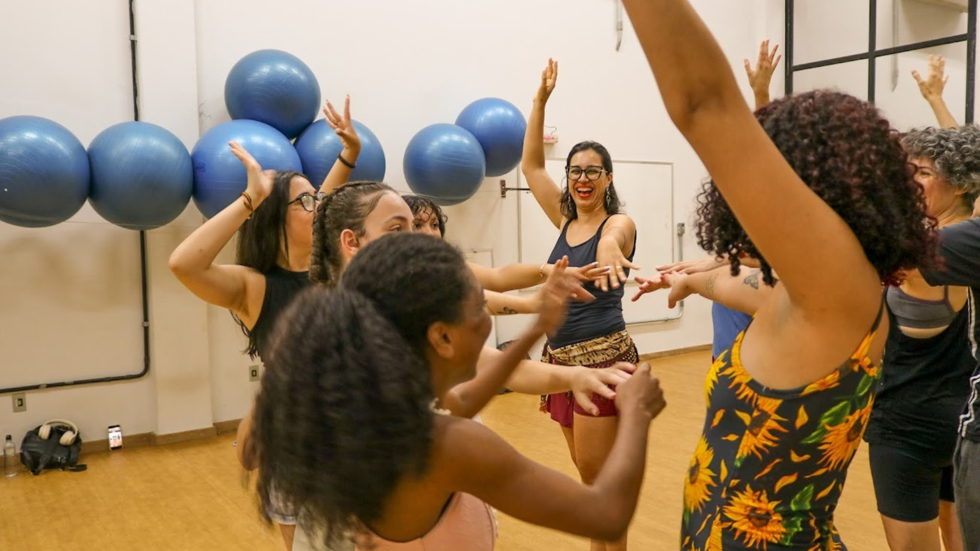 Alunos do curso de Dança durante aula prática