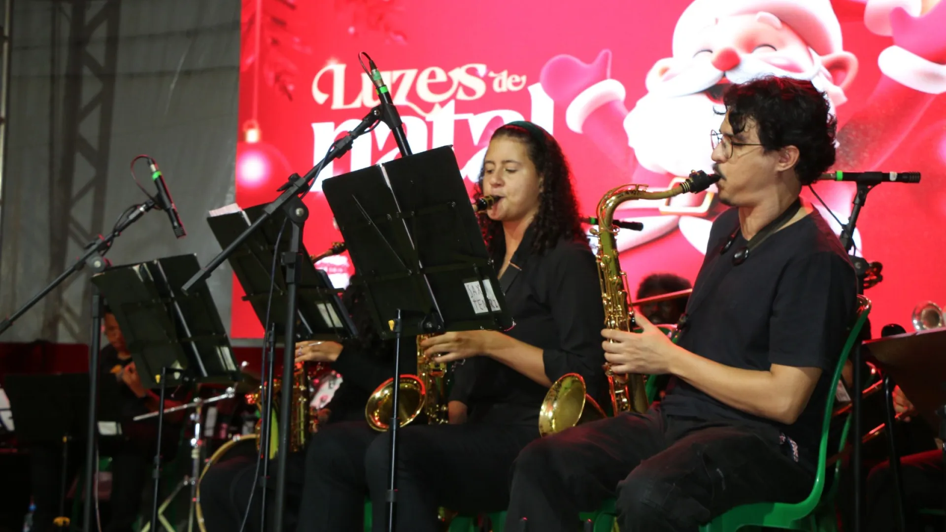 Imagens de dois músicos