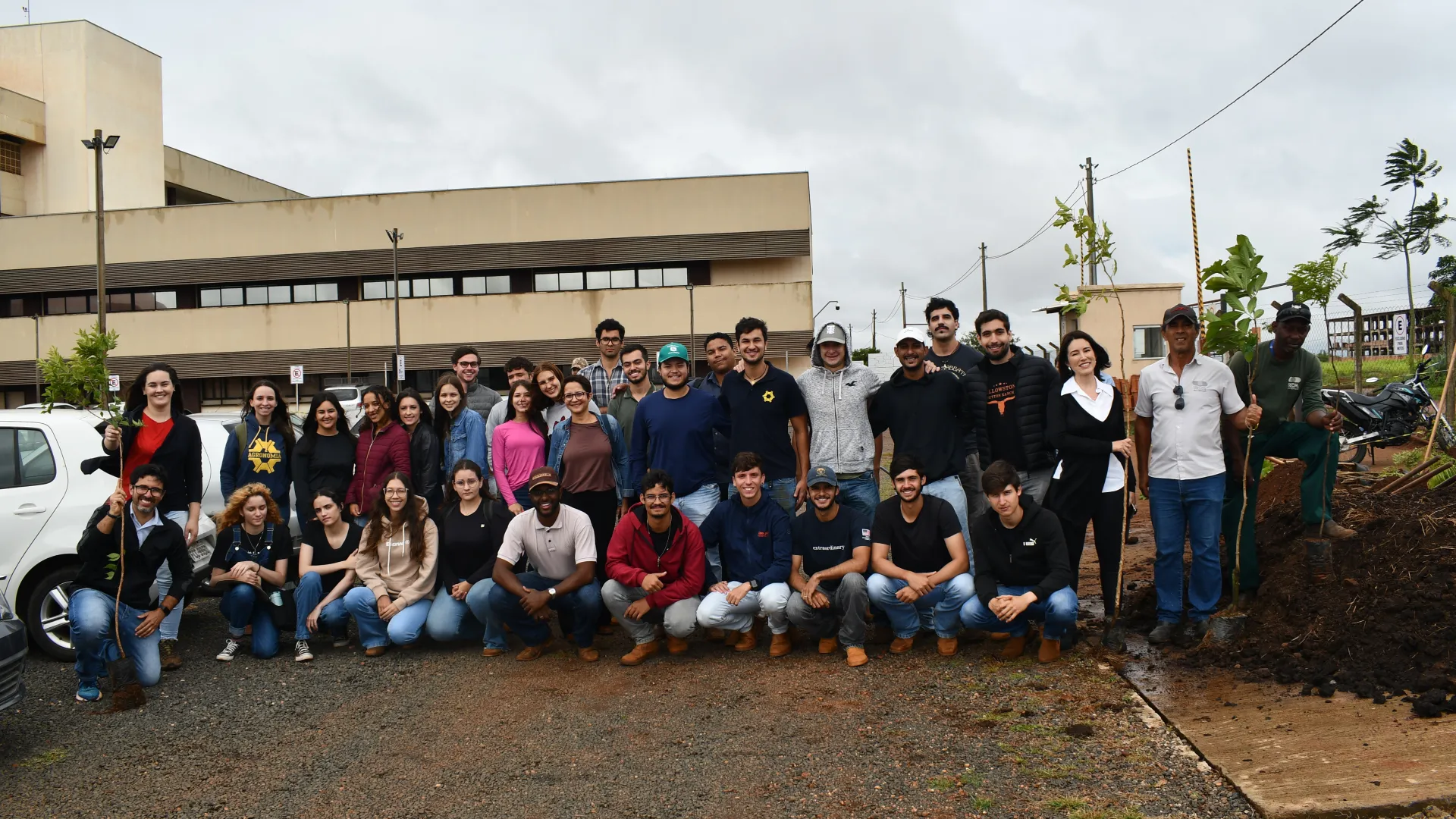 Plantio de mudas no Glória alia paisagismo com atendimento de demandas da comunidade acadêmica