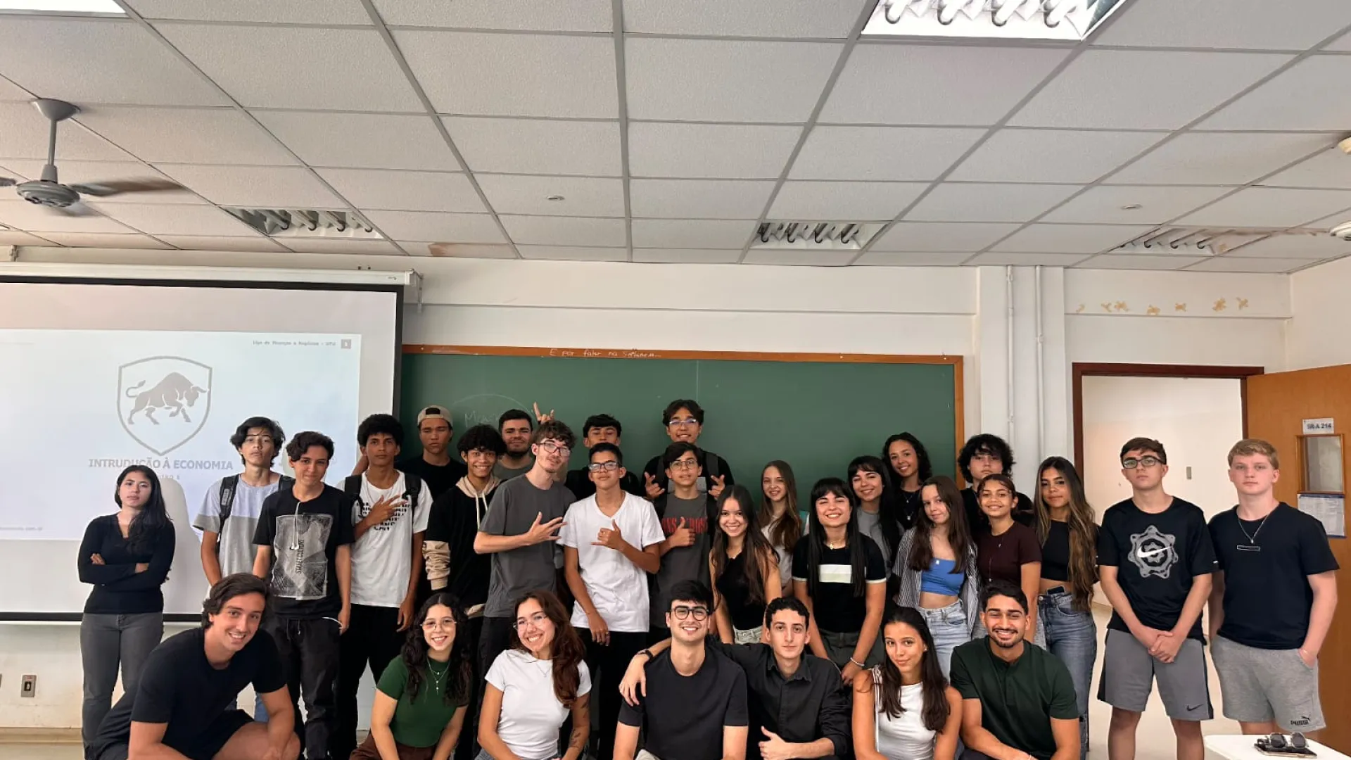 Imagem de um grupo de estudantes, dentro de uma sala de aula. Eles fazem parte da LFN Academy