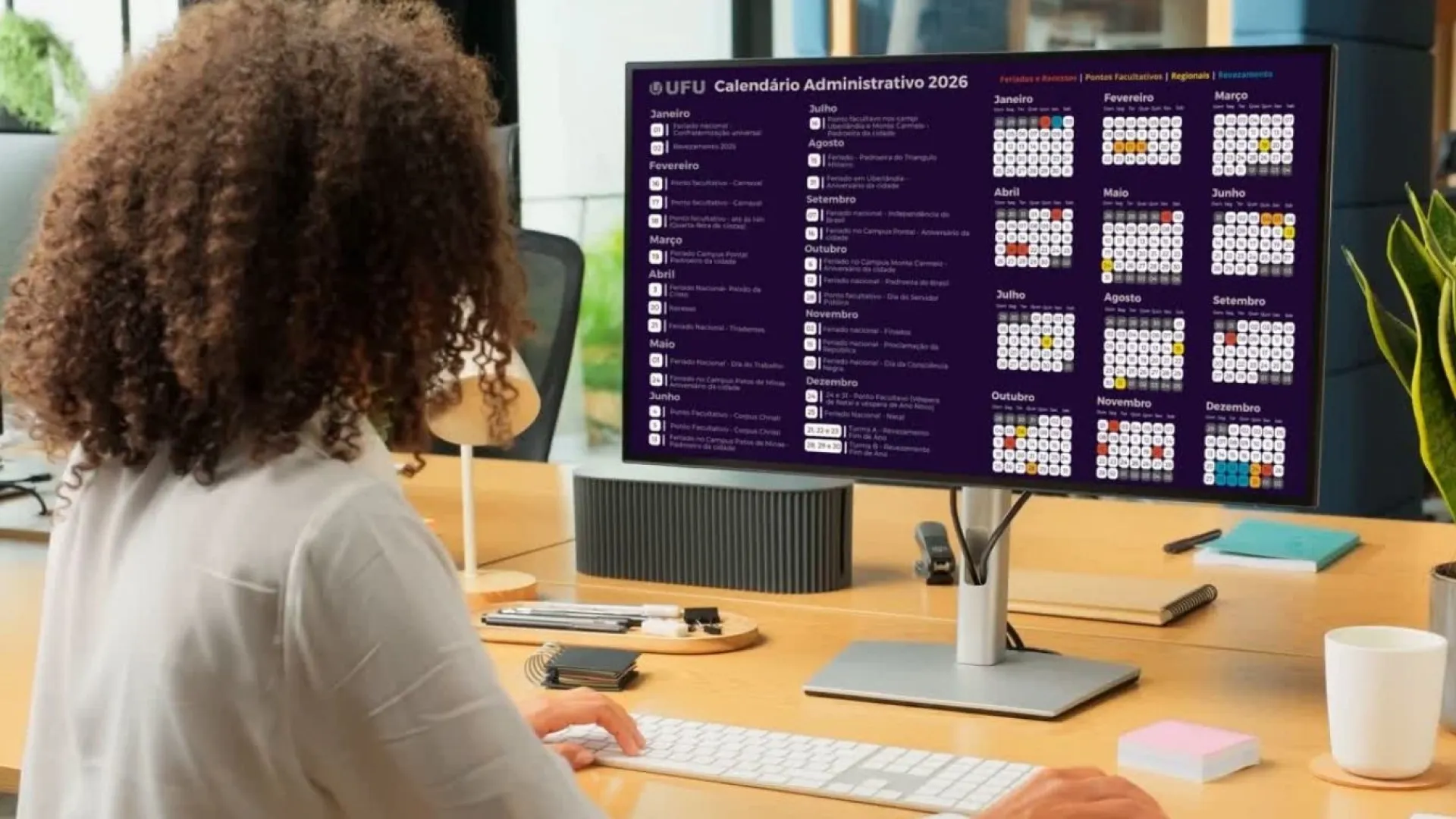 Servidora observa calendário administrativo da UFU para 2026