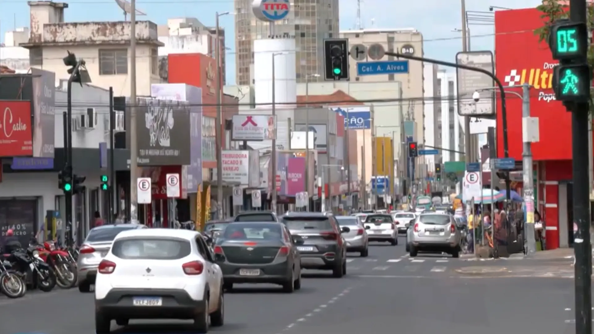 Mercado de trabalho formal em Uberlândia: comércio sustenta vagas, mas construção recua em novembro