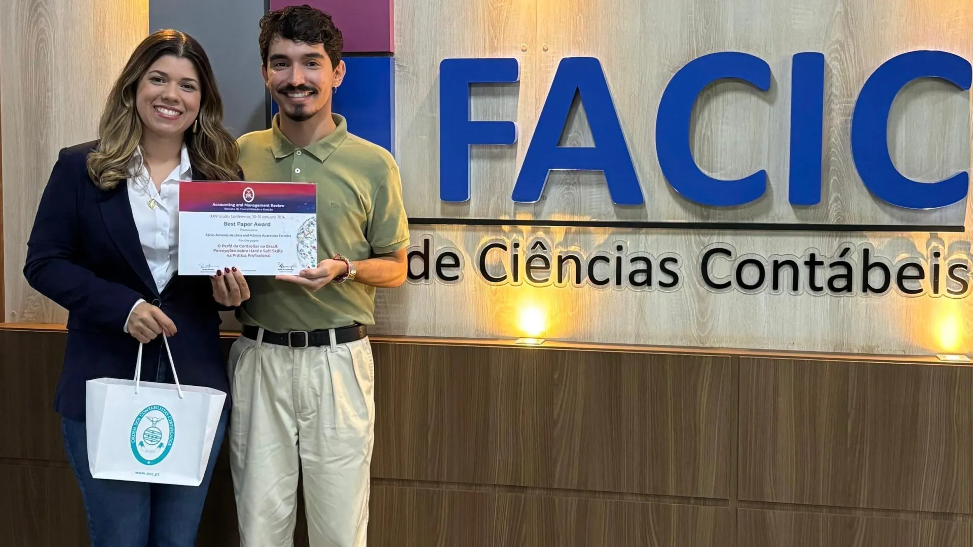 A docente Mônica Ferreira orientou Fábio Lima, doutorando do Programa de Pós-graduação em Ciências Contábeis da UFU (foto: acervo do pesquisador)